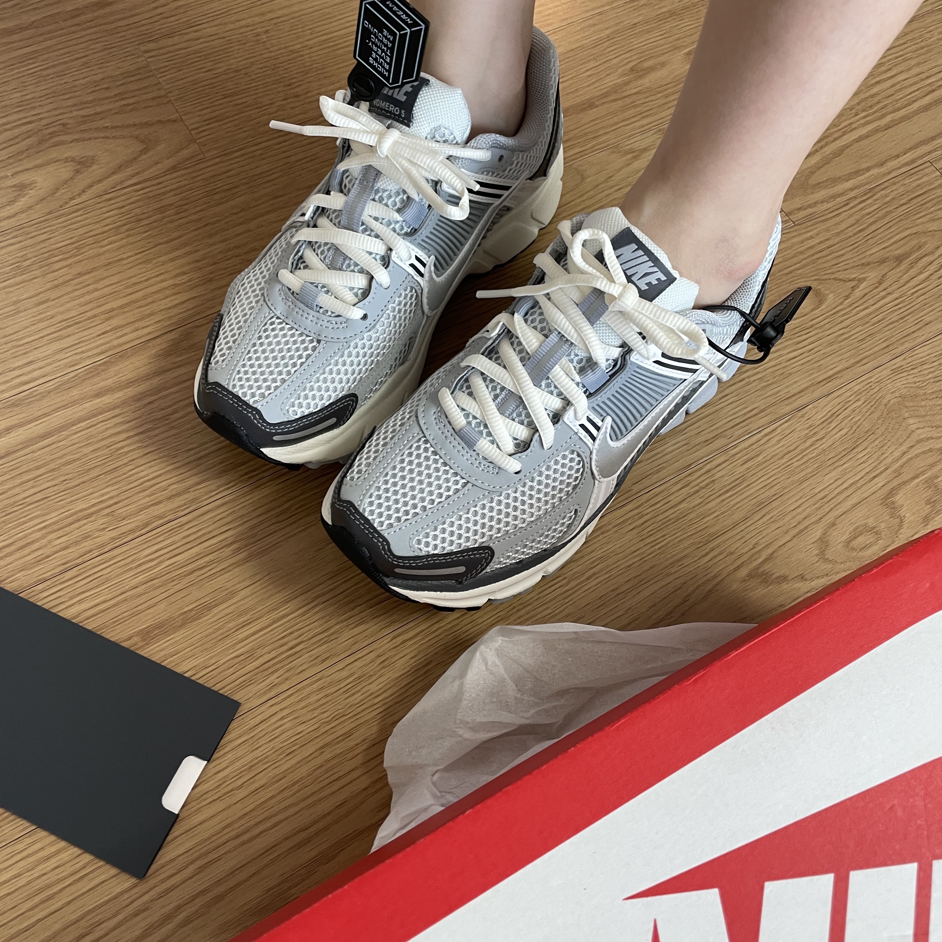 (W) Nike Zoom Vomero 5 Pure Platinum Metallic Silver 착용 스타일