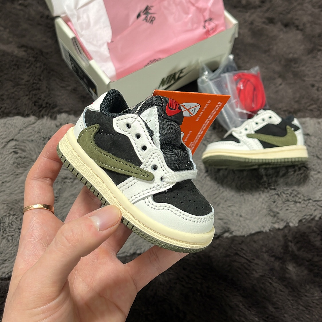 (TD) Jordan 1 x Travis Scott Retro Low OG SP Medium Olive 착용 스타일 - 1