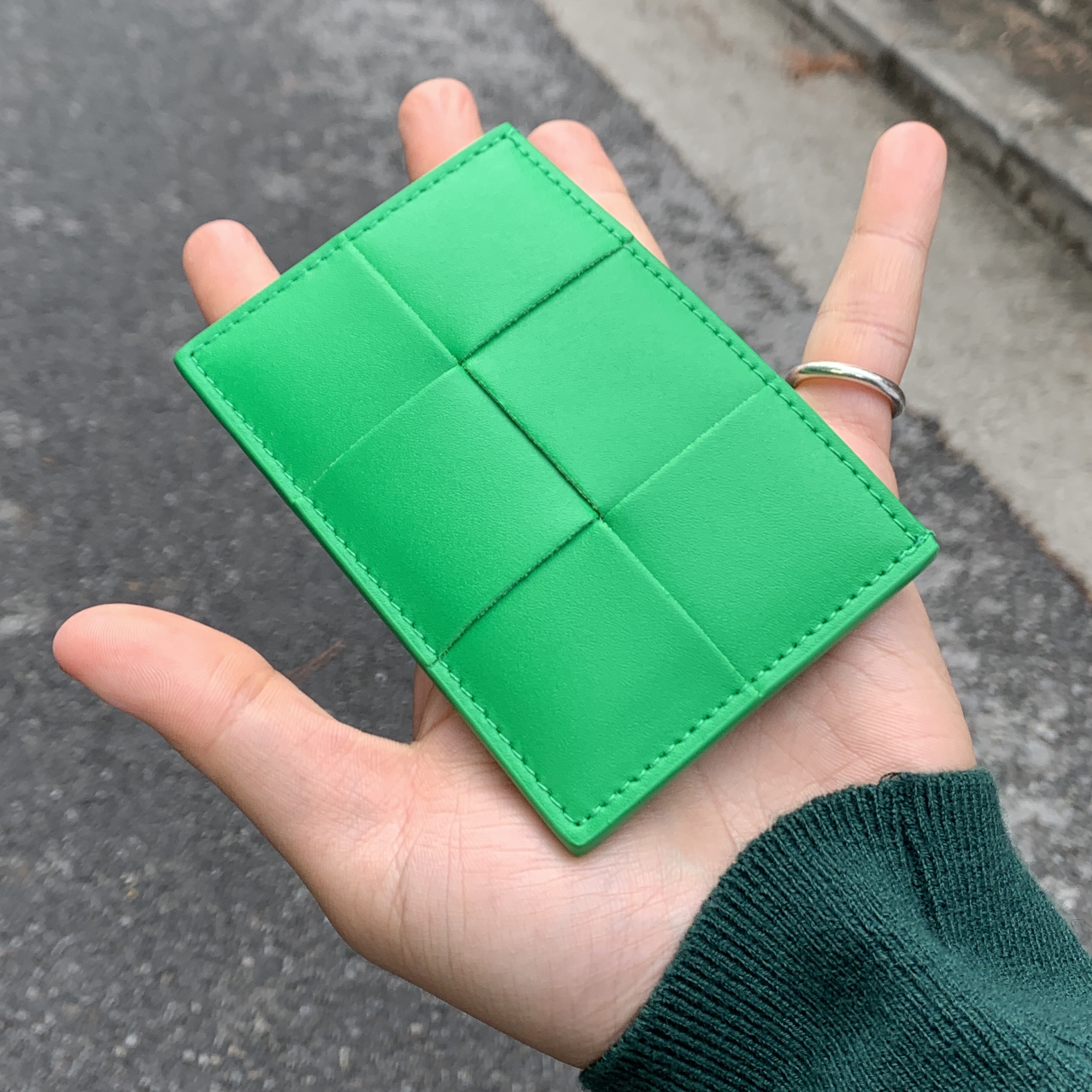 Bottega Veneta Credit Card Case Calfskin Parakeet 착용 스타일