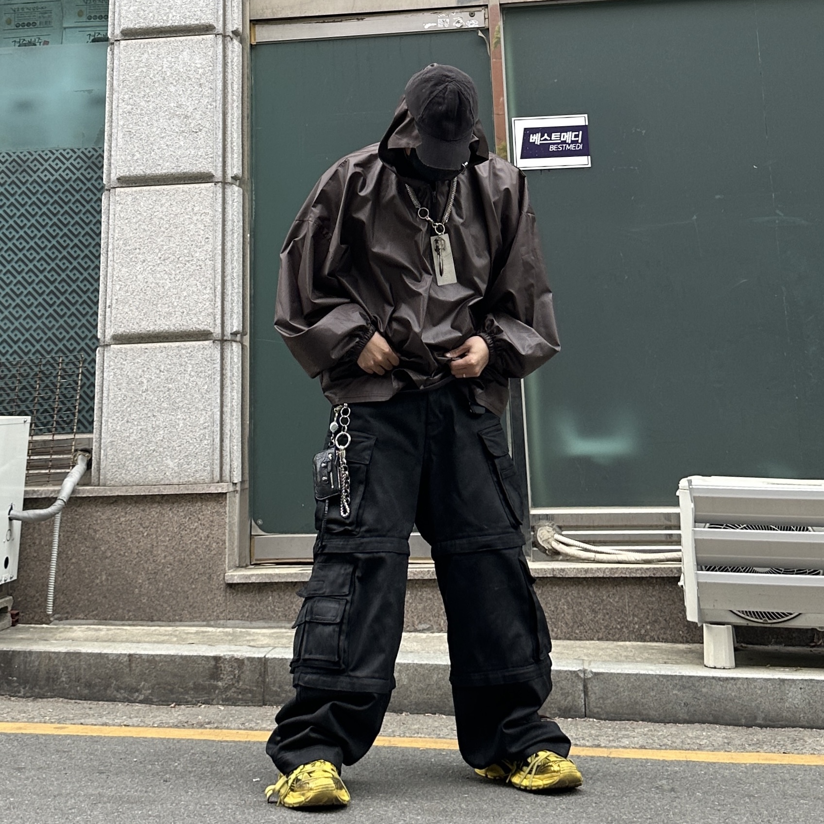 Balenciaga 3XL Sneakers Yellow Black, Project G/R Oversized Convertible Cargo Pants Coated Black 착용 스타일 - 1