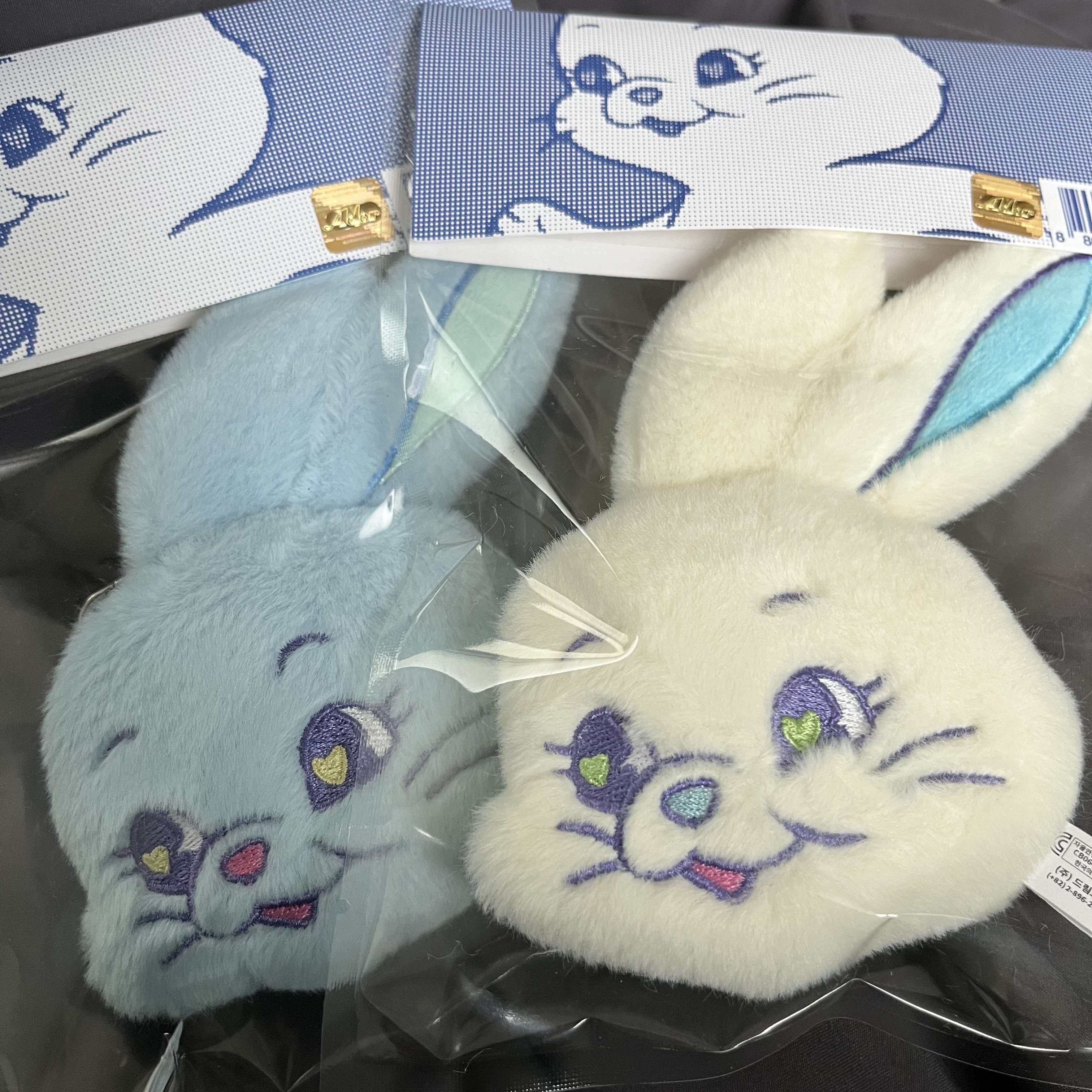 NewJeans Tokki Merchandise Fluffy Keyring White, NewJeans Tokki Merchandise Fluffy Keyring Blue 착용 스타일 - 2