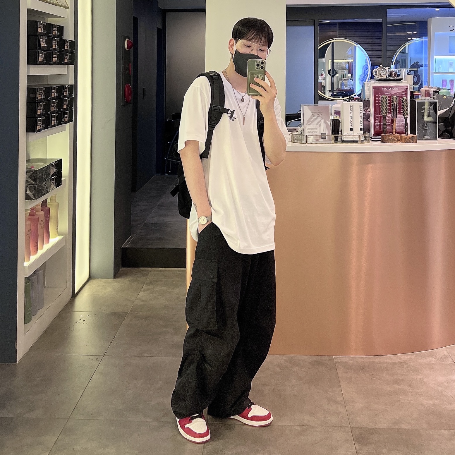 Jordan 1 Mid Chicago 2020, Stussy Basic Stussy T-Shirt White 2023 착용 스타일 - 1