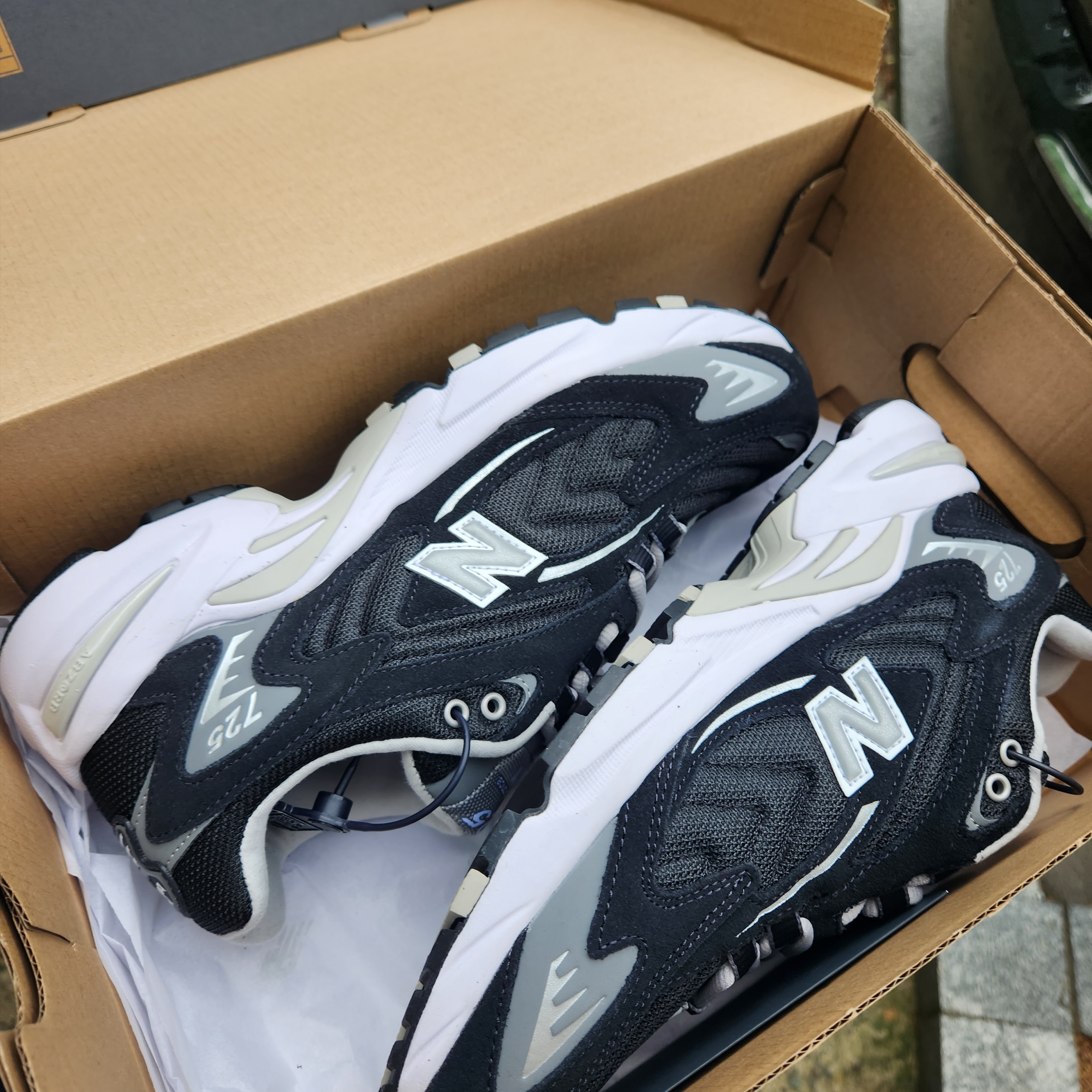 New Balance 725 Black 착용 스타일