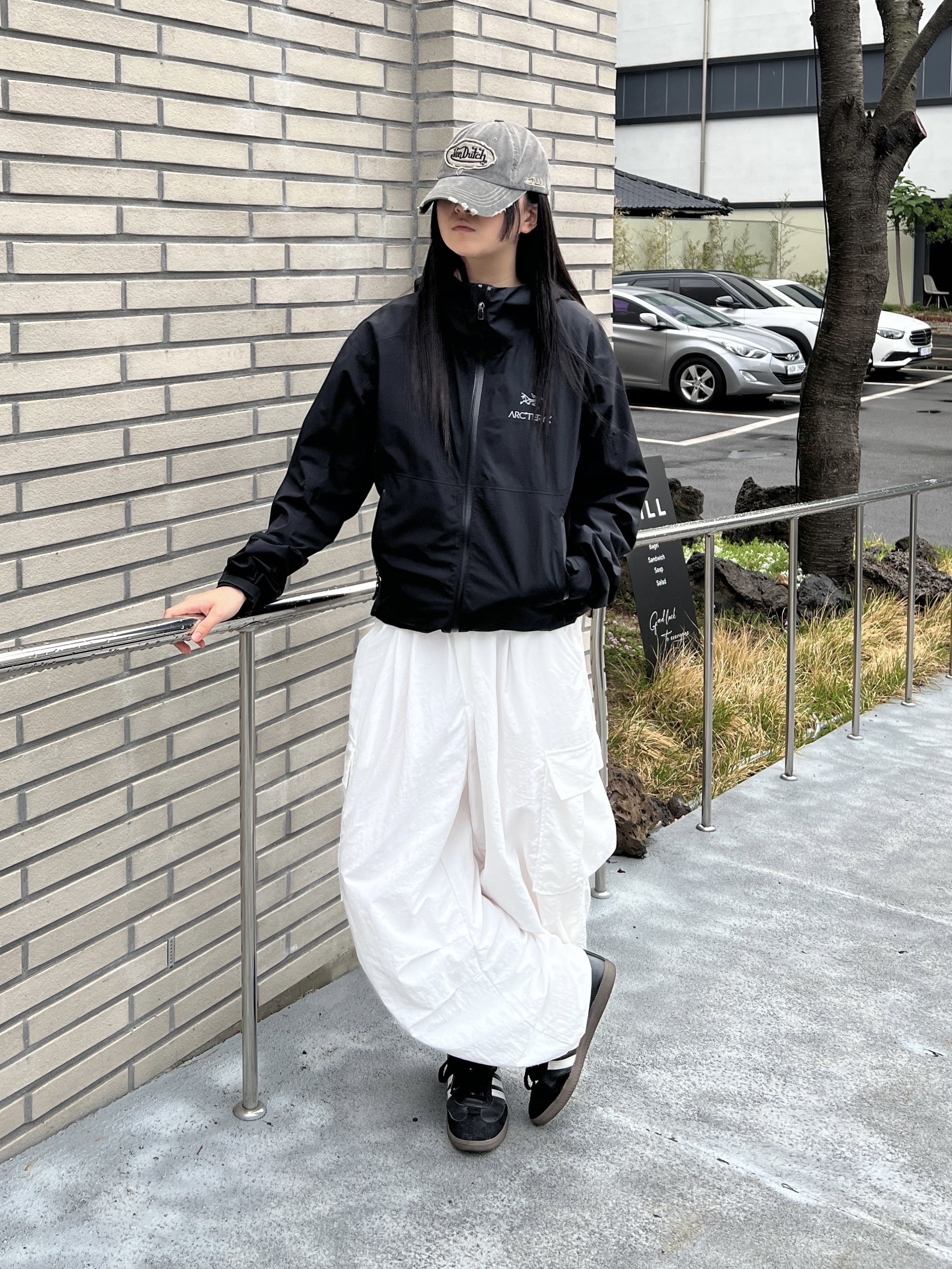 Arc'teryx Zeta SL Jacket Black, Adidas Samba OG Black White Gum 착용 스타일 - 1