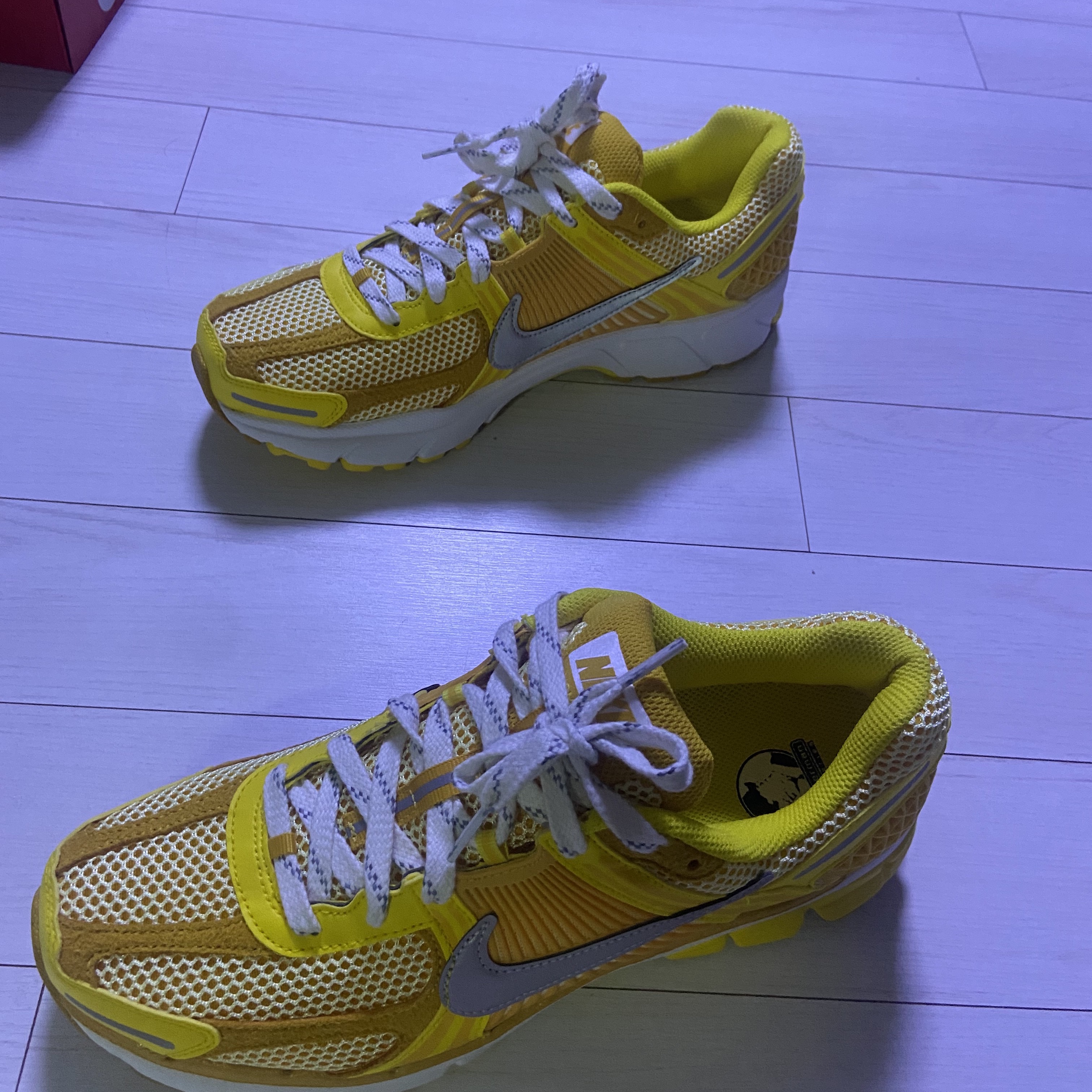 Nike Zoom Vomero 5 Yellow Ochre 착용 스타일