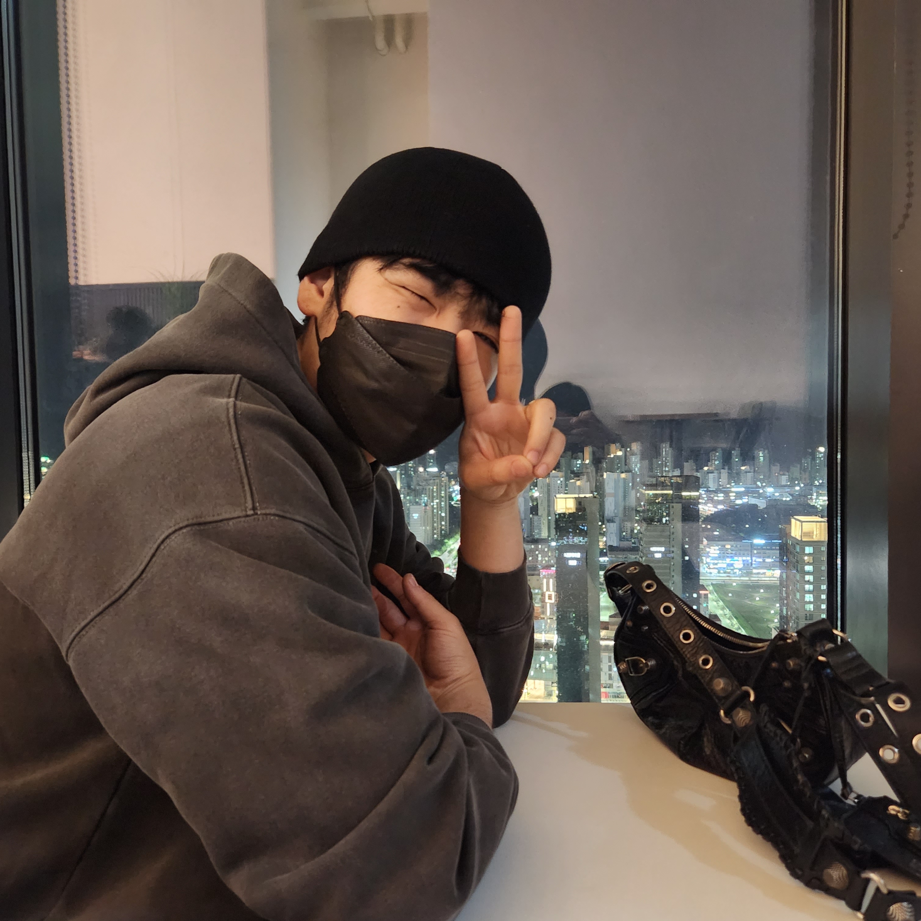 IAB Studio Pigment Hoodie Black, Balenciaga Arena Lambskin Le Cagole XS Shoulder Bag Black 착용 스타일