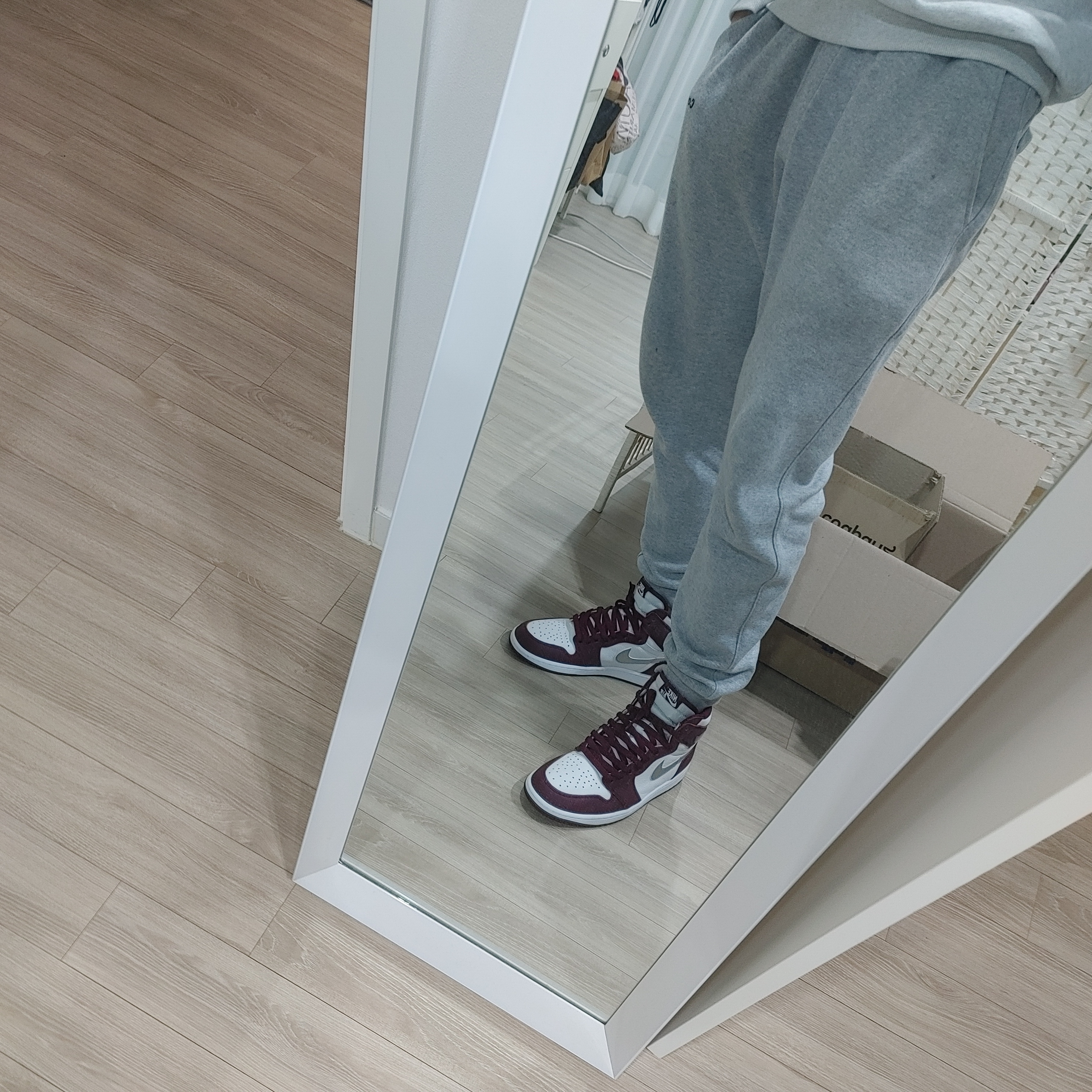 Jordan 1 Retro High OG Bordeaux 착용 스타일 - 2