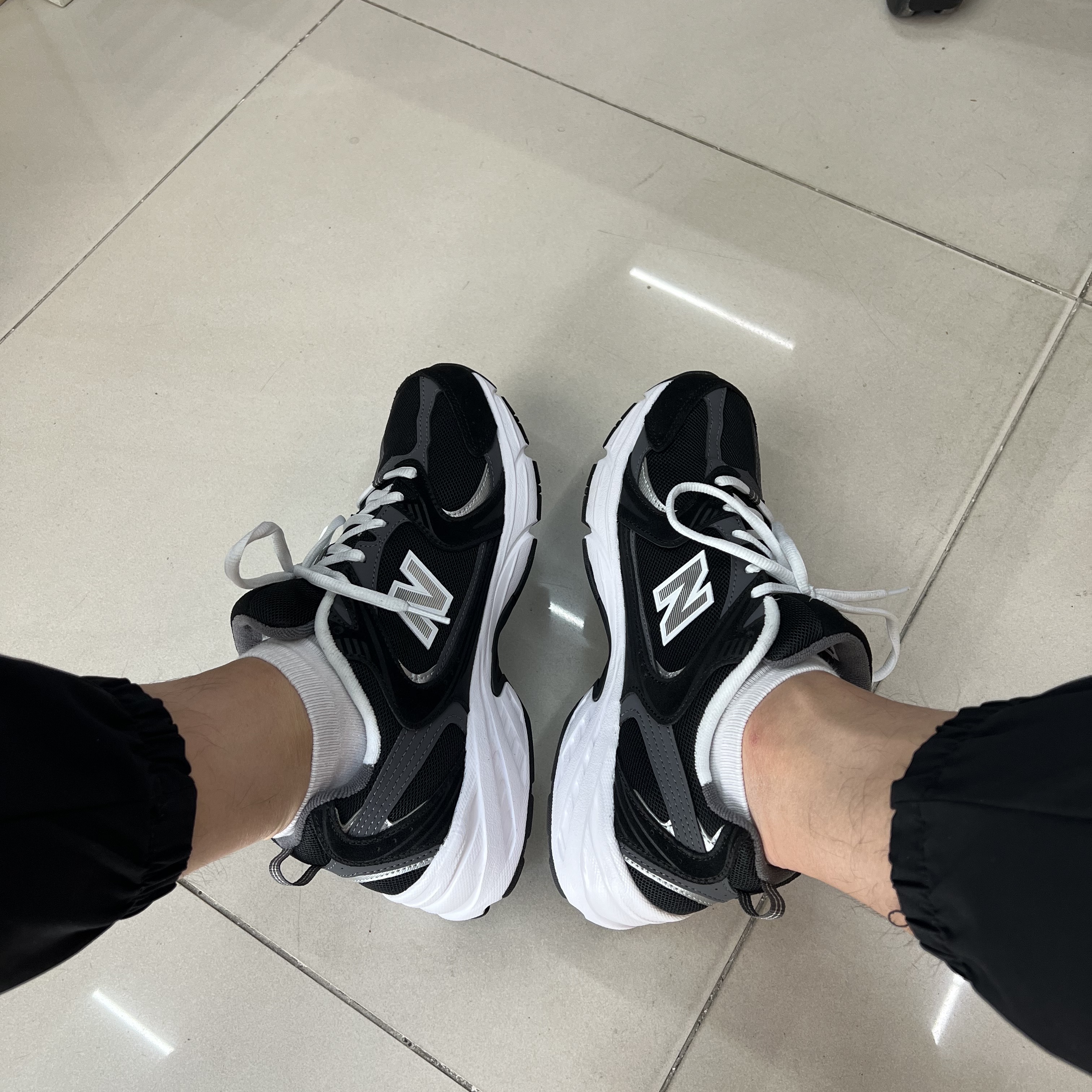 New Balance 530 Classic Black 착용 스타일