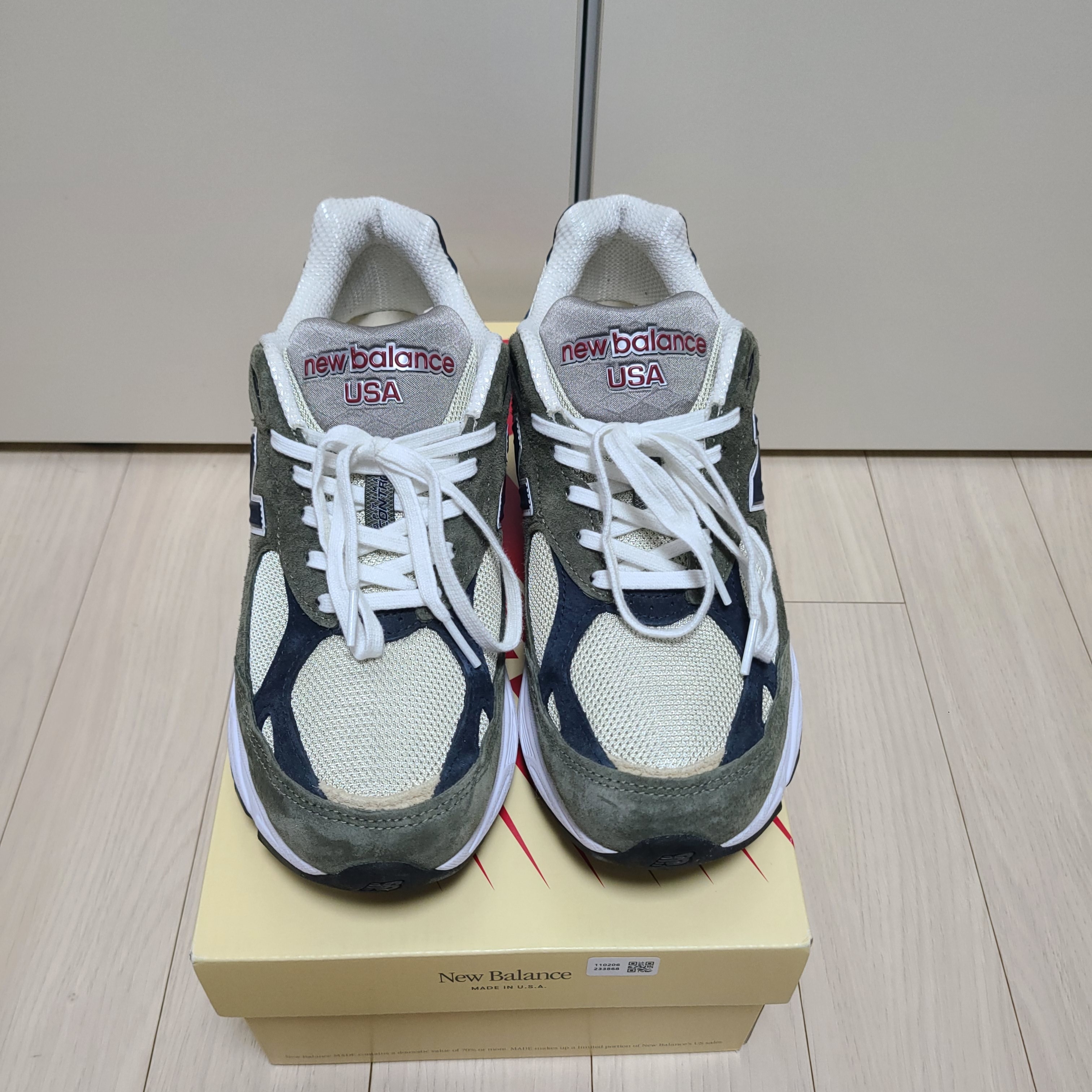 New Balance 990v3 Made in USA Olive 착용 스타일 - 3