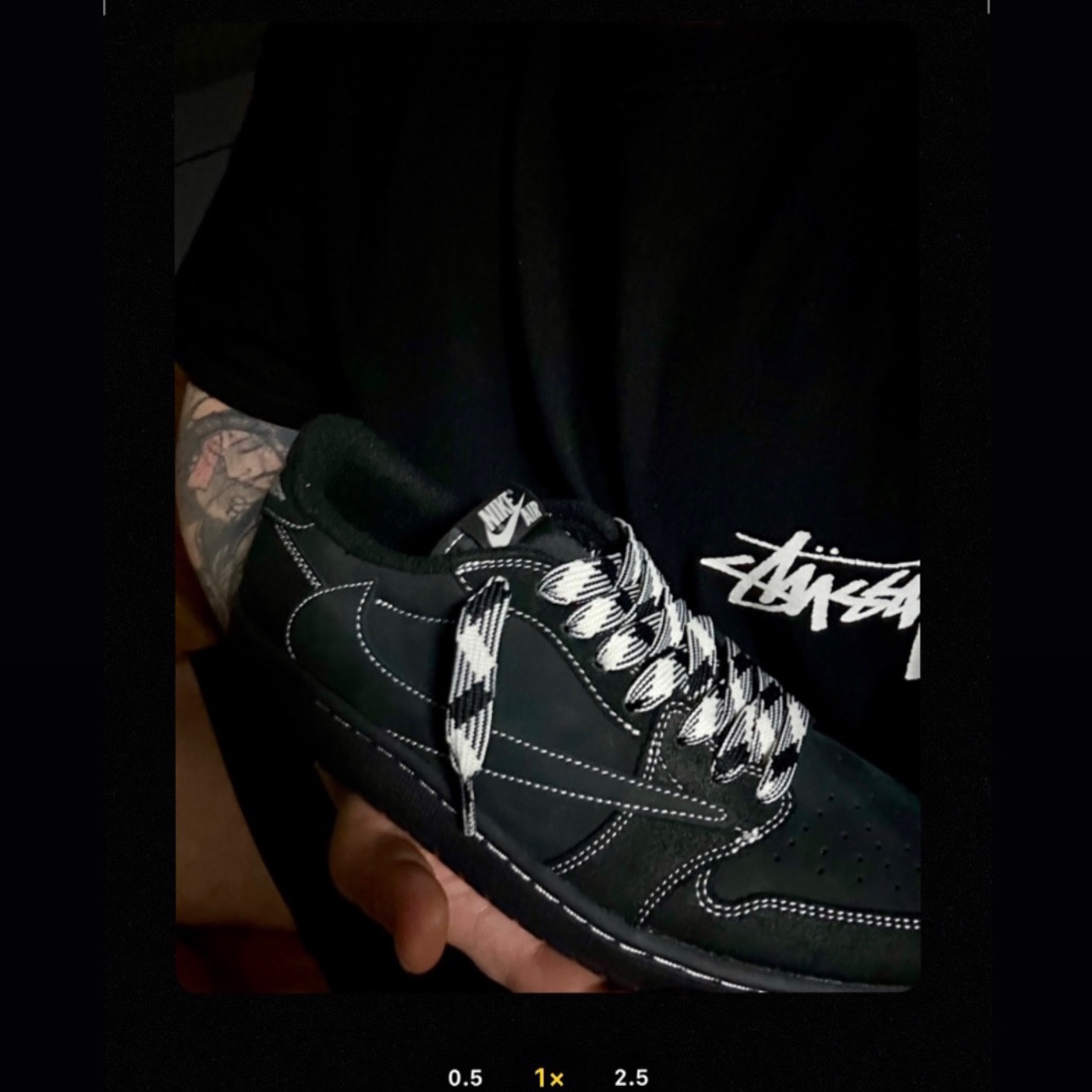 Jordan 1 x Travis Scott Retro Low OG SP Black Phantom, Stussy Fuzzy Dice T-Shirt Black 착용 스타일