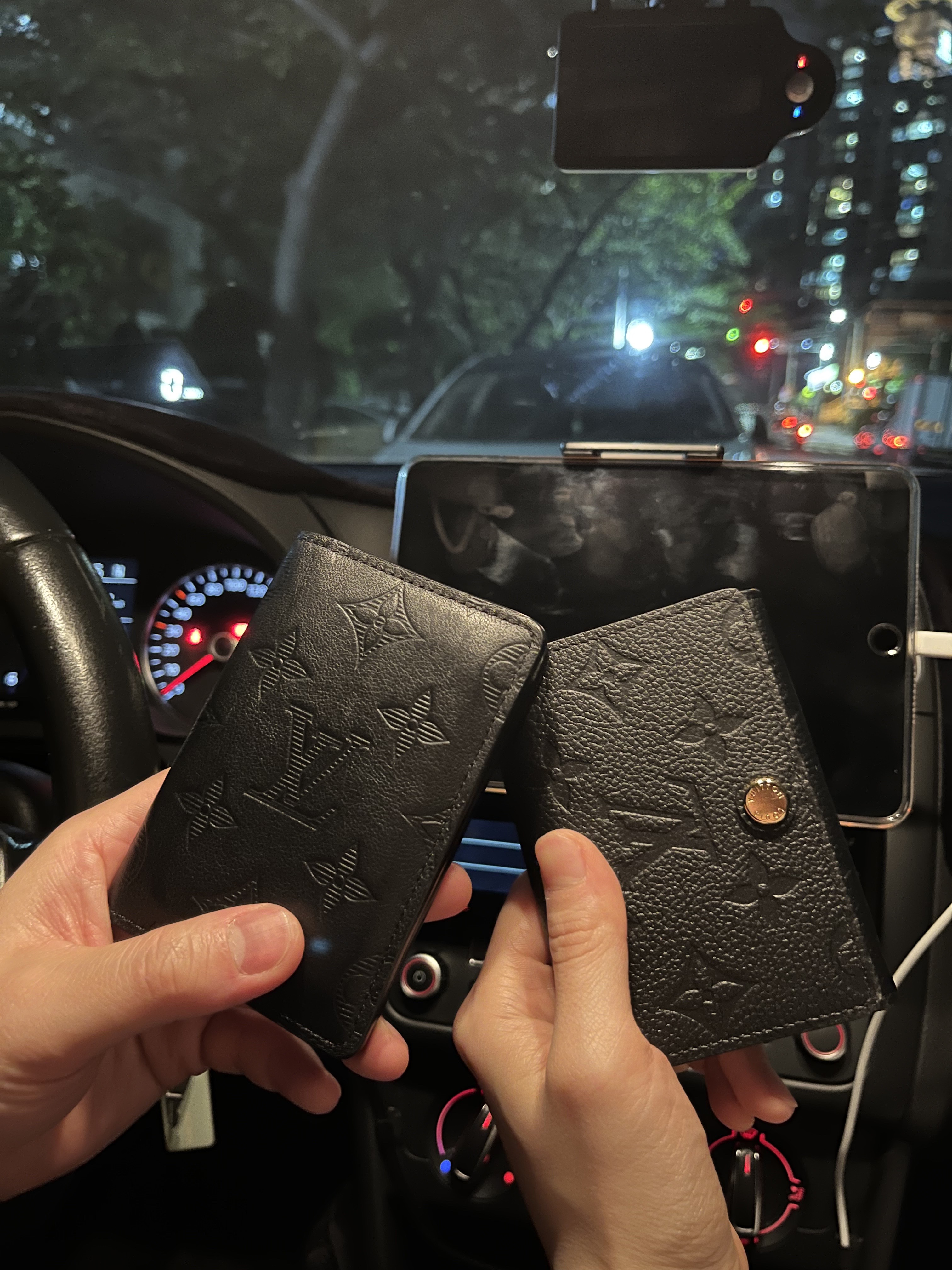 Louis Vuitton Business Card Holder Monogram Embossed Leather Black, Louis Vuitton Pocket Organizer Monogram Shadow Black 착용 스타일 - 1