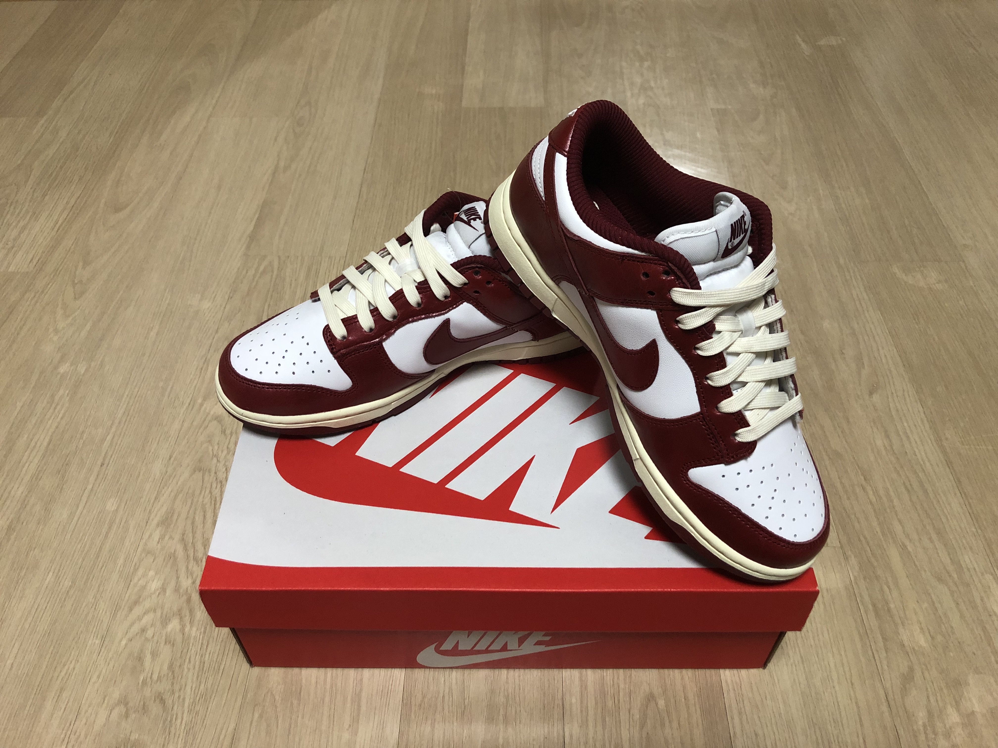 (W) Nike Dunk Low Retro PRM Team Red and White 착용 스타일 - 2