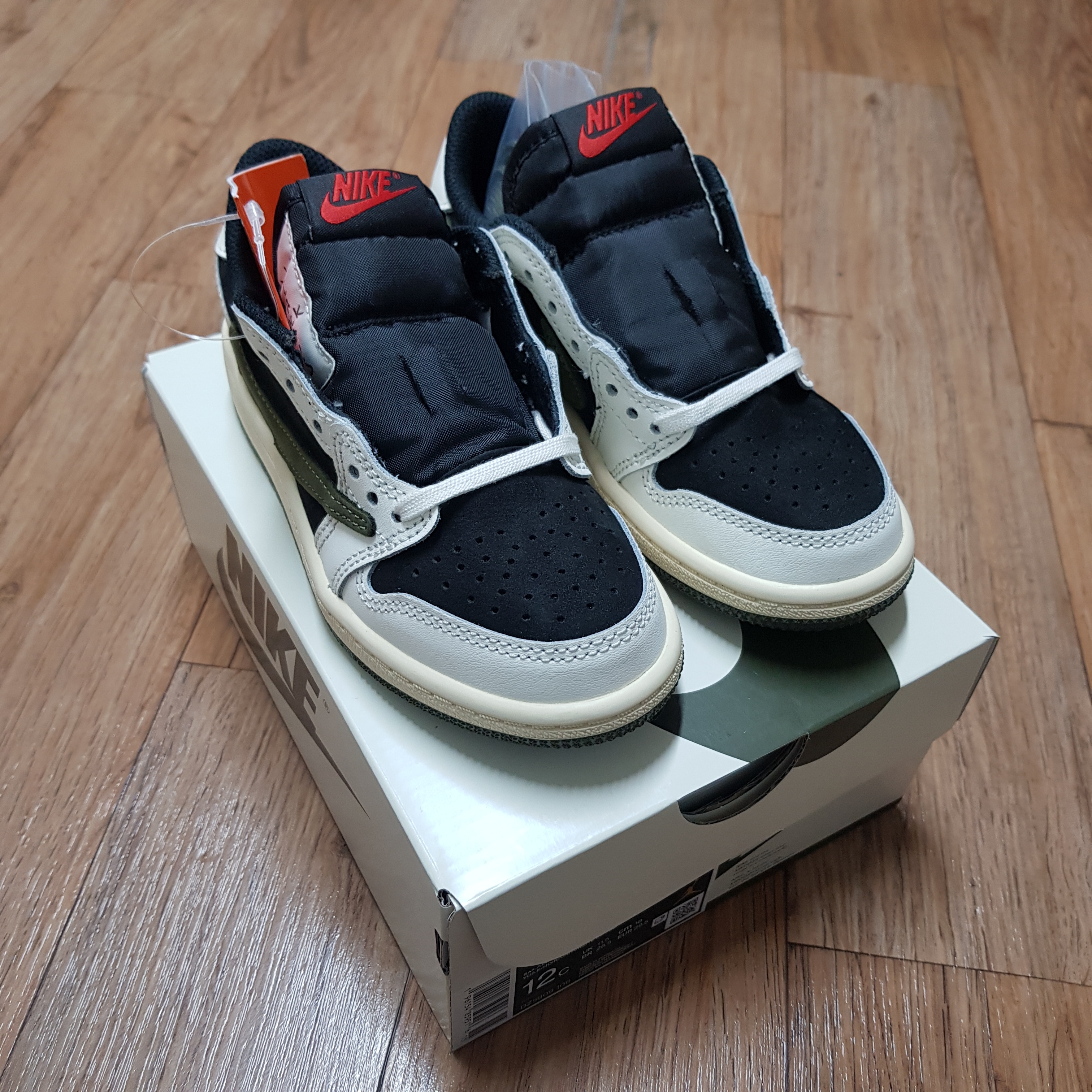 (PS) Jordan 1 x Travis Scott Retro Low OG SP Medium Olive 착용 스타일 - 1