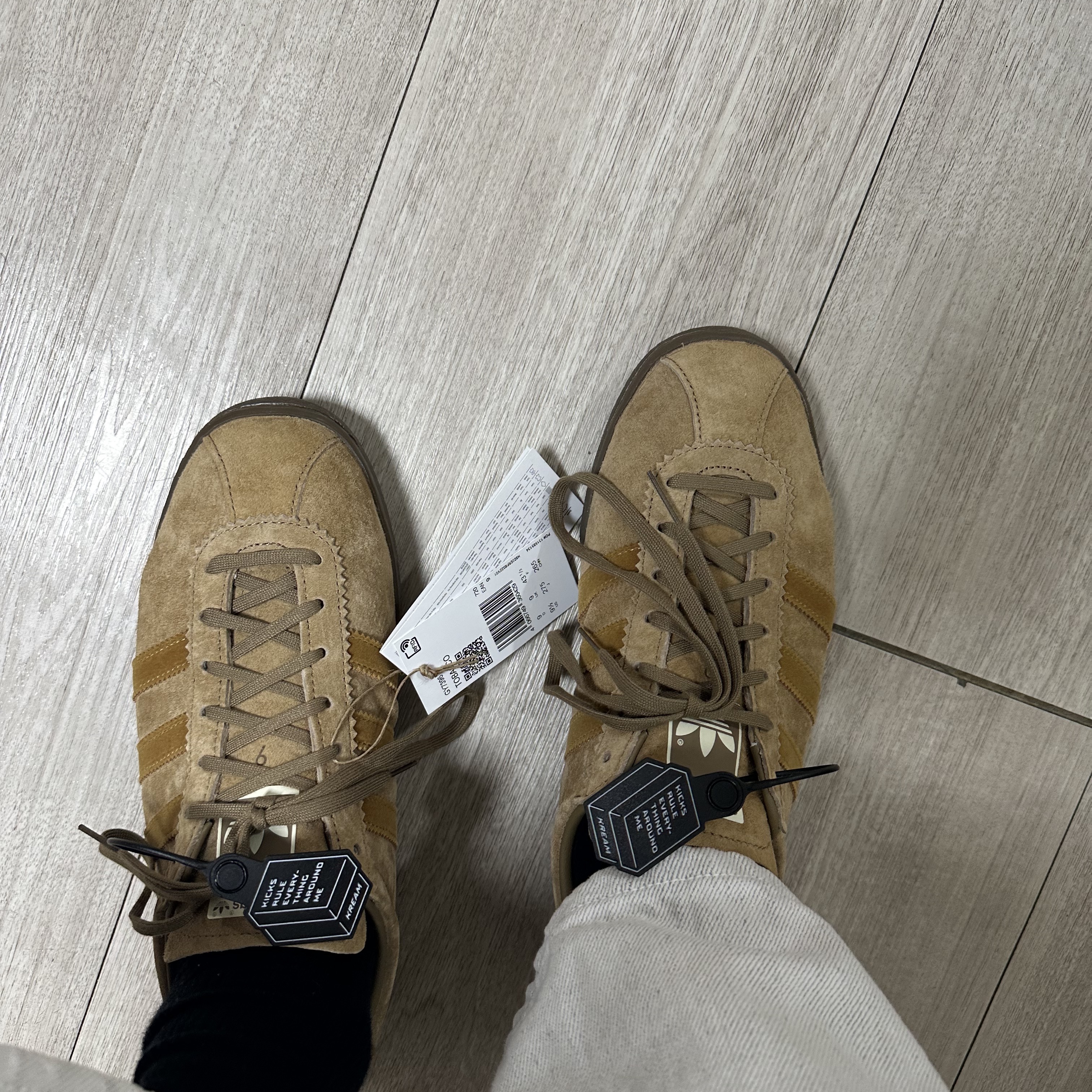 Adidas Tobacco Pantone Mesa 착용 스타일