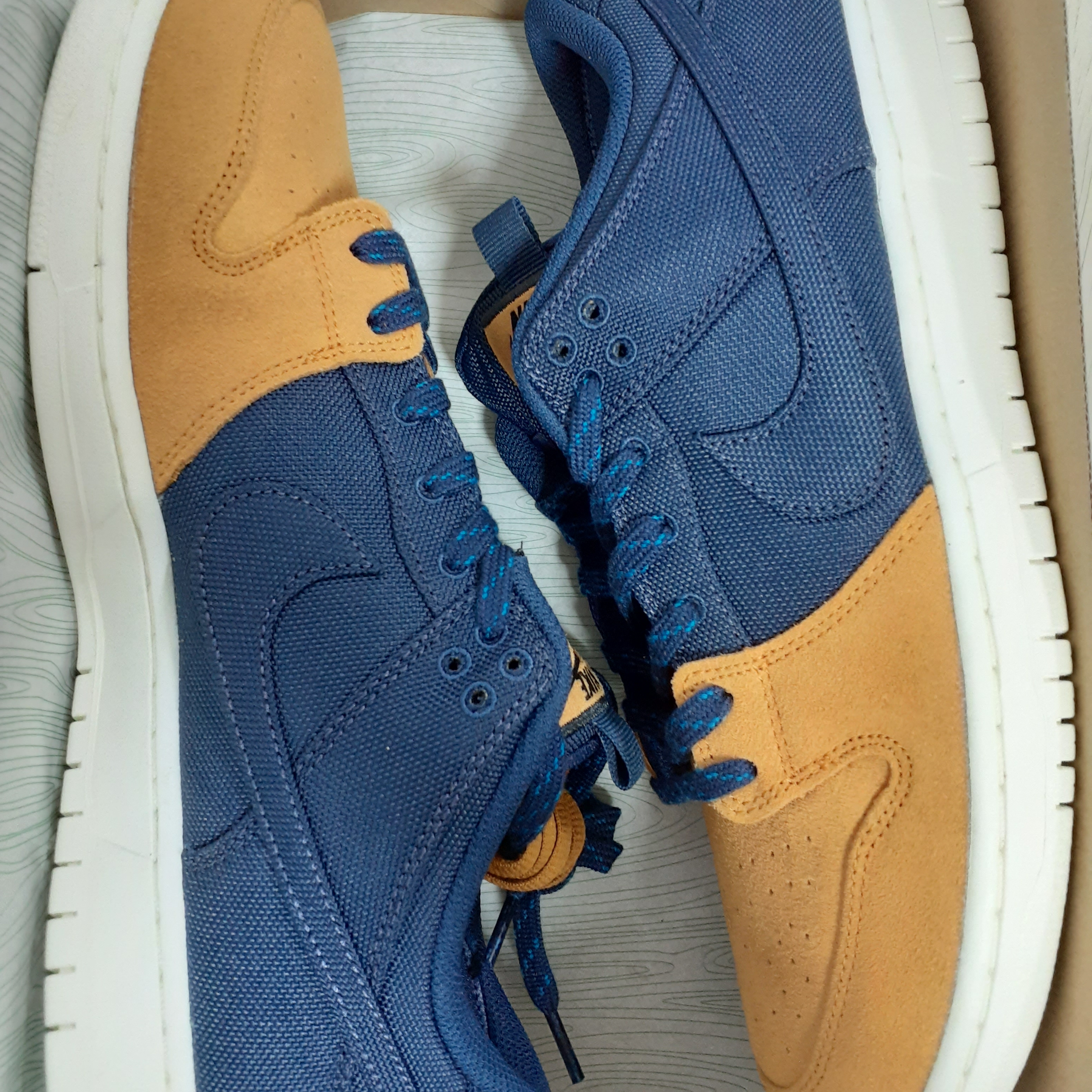 Nike SB Dunk Low Pro Premium Desert Ochre and Midnight Navy 착용 스타일 - 2