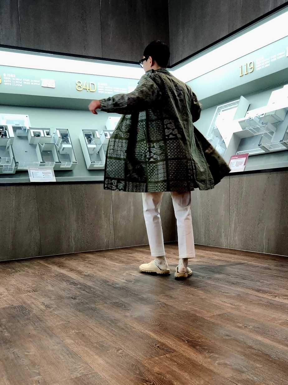 Supreme Military Trench Coat Olive Paisley - 20SS, Gucci GG Rubber Slip On Sandal White 착용 스타일 - 3