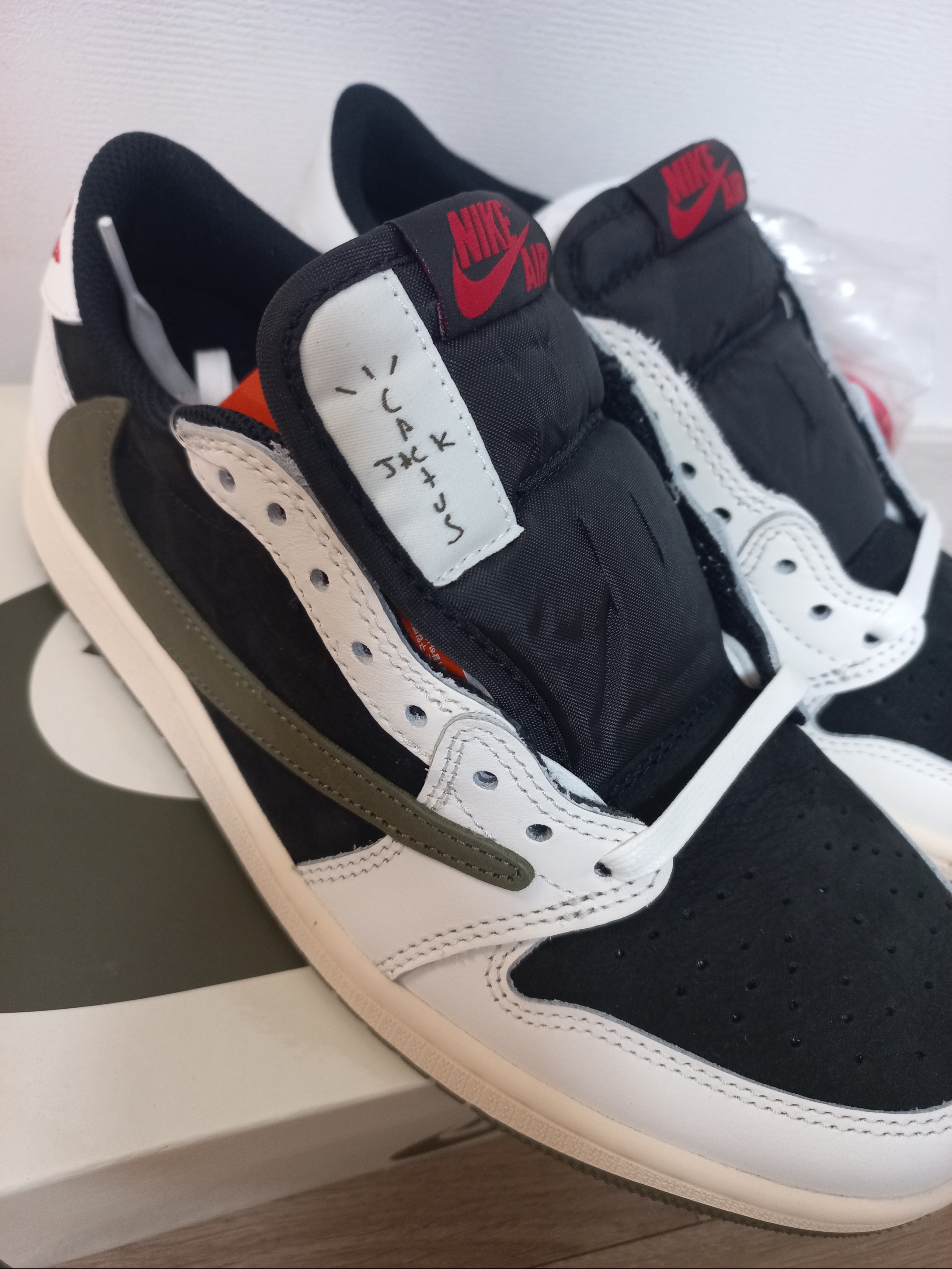 (W) Jordan 1 x Travis Scott Retro Low OG SP Medium Olive, (PS) Jordan 1 x Travis Scott Retro Low OG SP Medium Olive 착용 스타일 - 3