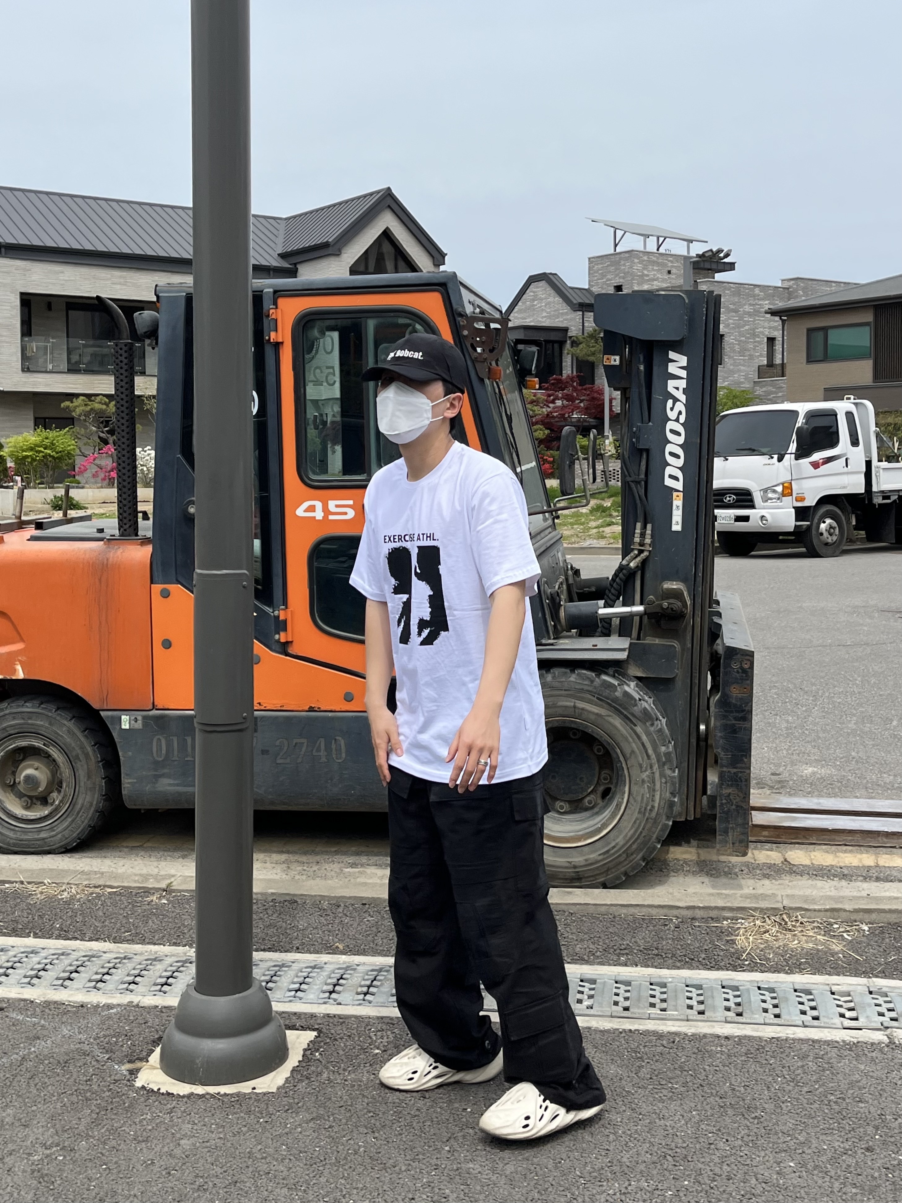 아디다스 이지 폼 러너 샌드 착용 스타일 - 1