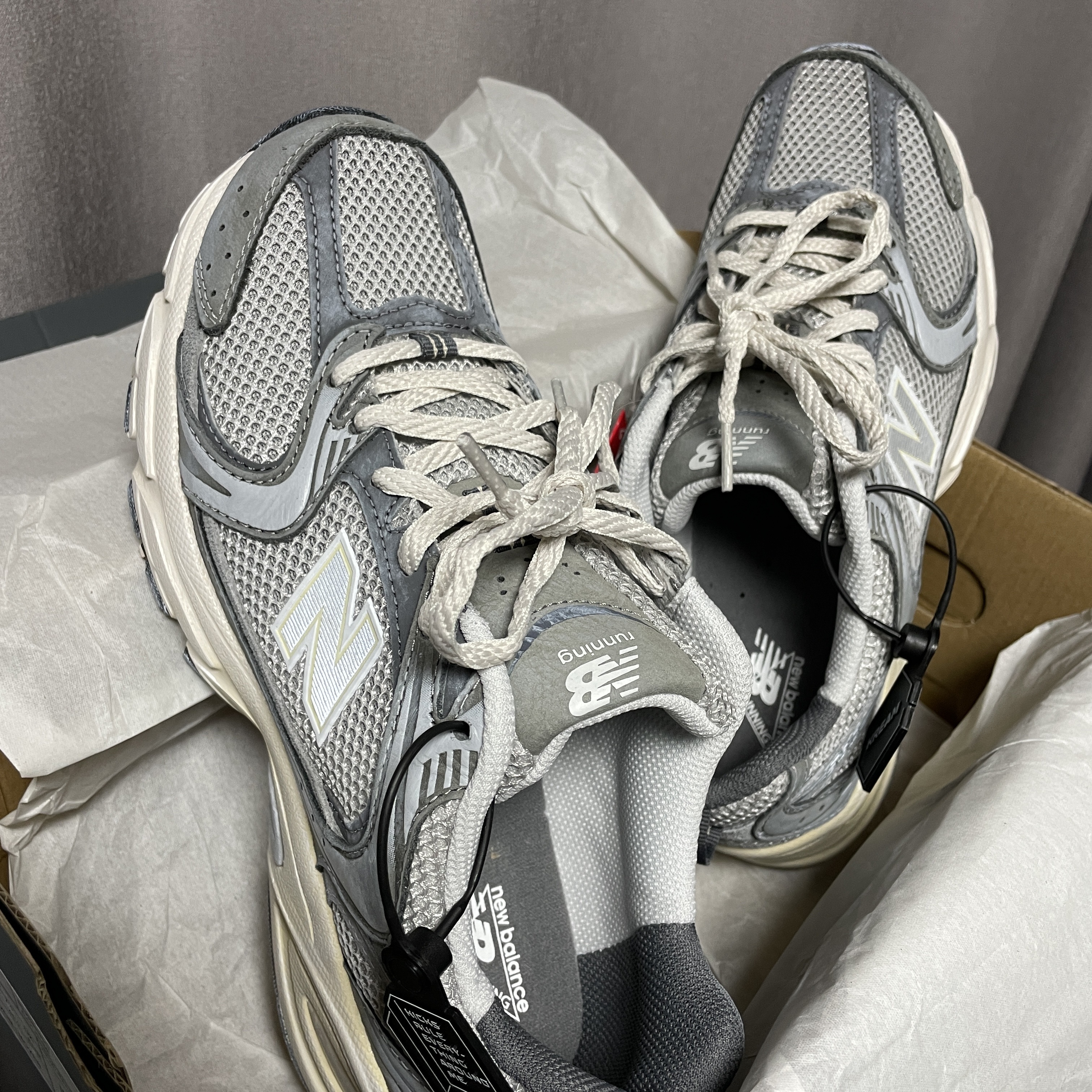 New Balance 530 Premium Vintage Grey Matter 착용 스타일