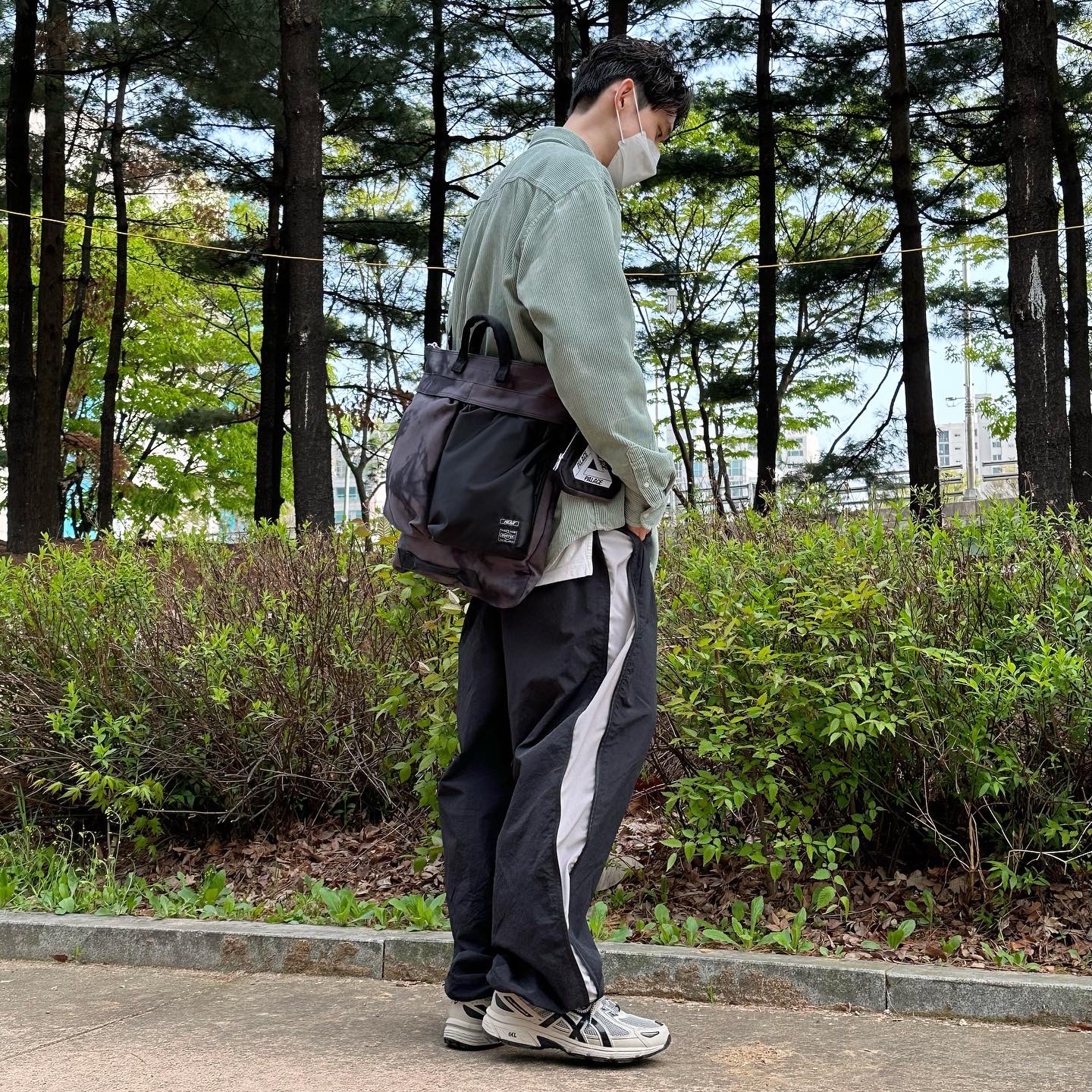 Porter x Palace 2Way Helmet Bag Black, Palace x Porter Zip Coin Wallet Black 착용 스타일