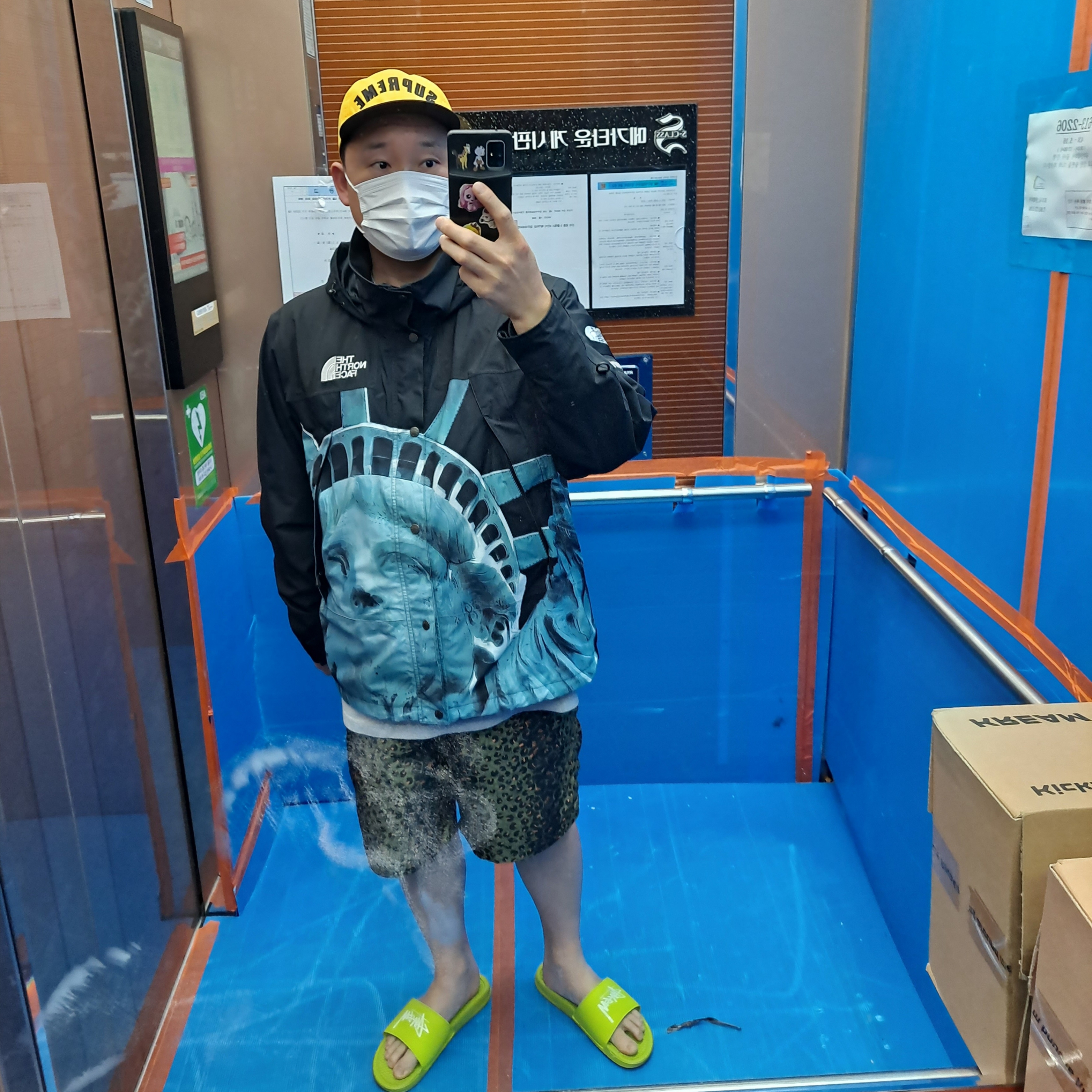 Supreme x The North Face Statue of Liberty Mountain Jacket Black - 19FW, Nike x Stussy Benassi Slide Volt 착용 스타일 - 1