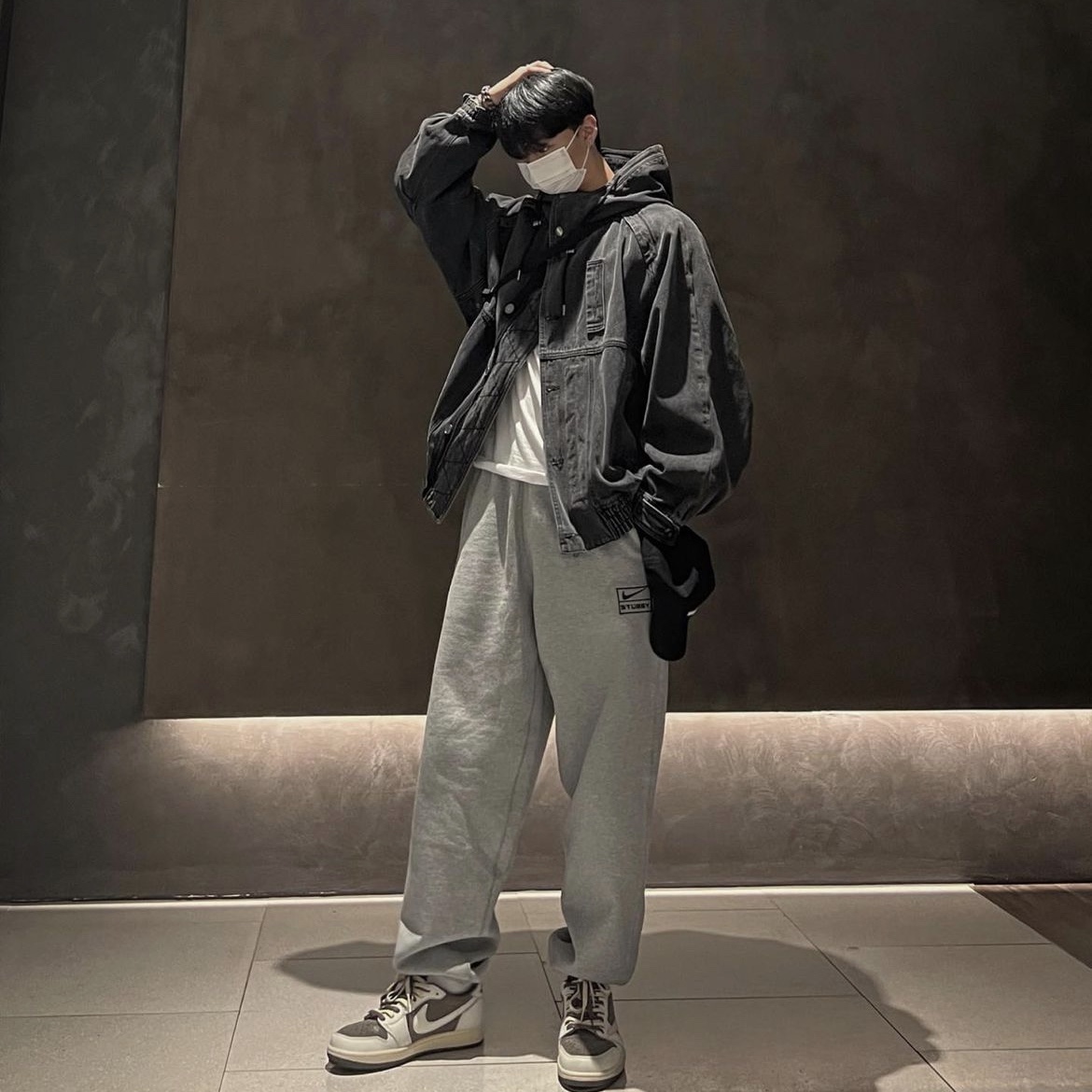 조던 1 x 트래비스 스캇 레트로 로우 OG SP 세일 앤 리저록, 나이키 x 스투시 NRG 플리스 팬츠 다크 그레이 헤더 (DO9340-063) 착용 스타일 - 1