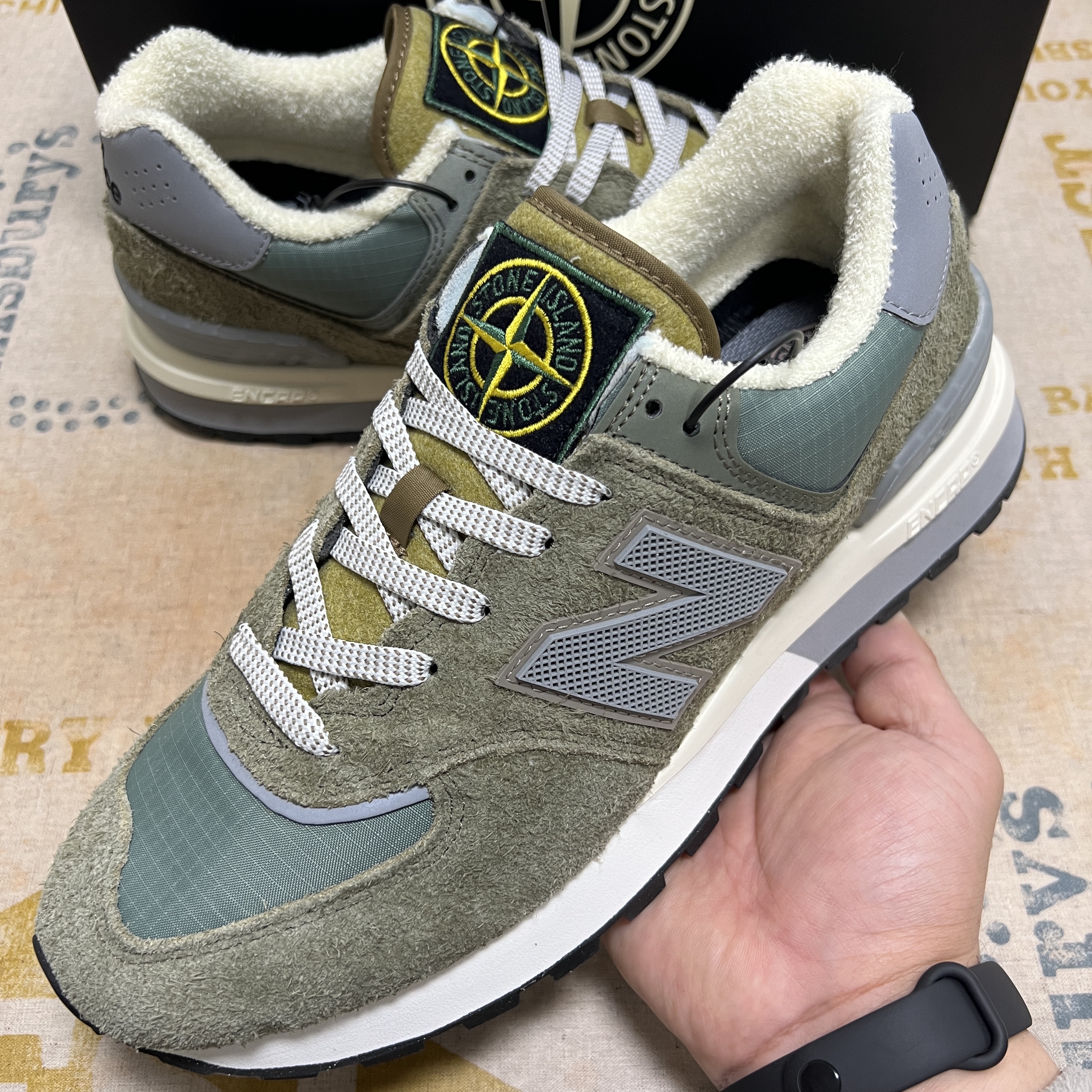 New Balance x Stone Island 574 Legacy Green 착용 스타일 - 2