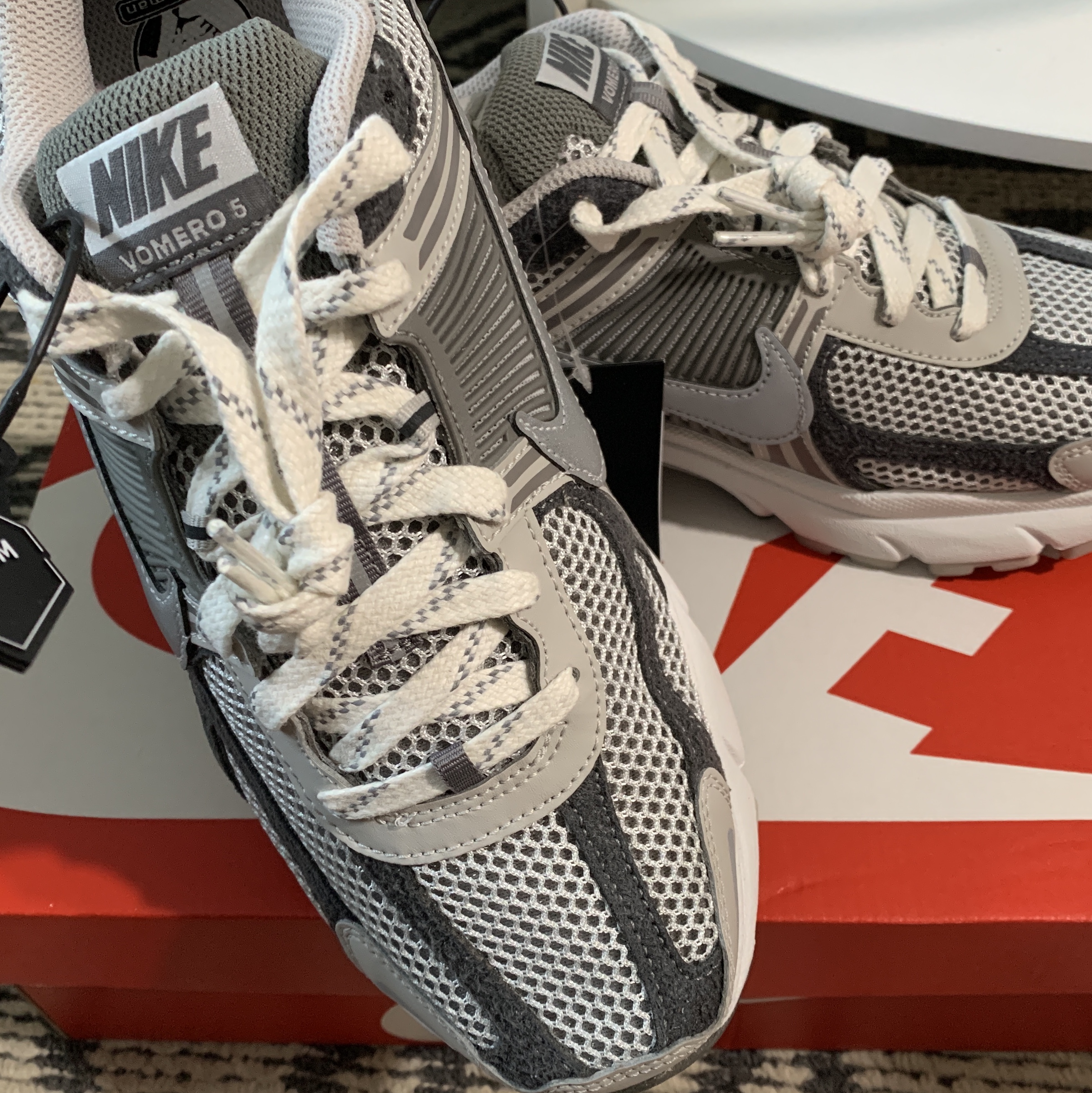 Nike Zoom Vomero 5 PRM Light Iron Ore and Flat Fewter 착용 스타일