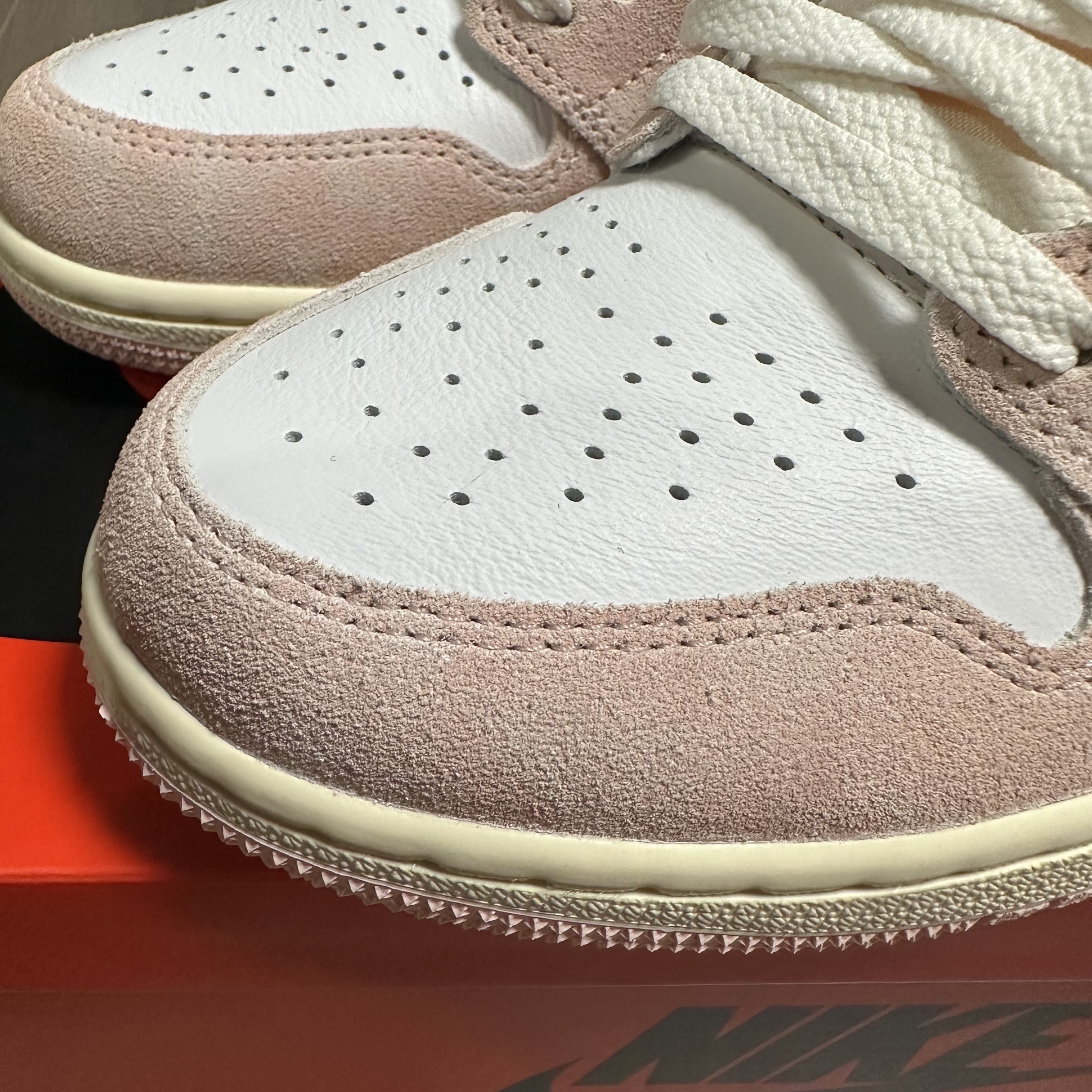 (W) Jordan 1 Retro High OG Coconut Milk and Sail 착용 스타일 - 2