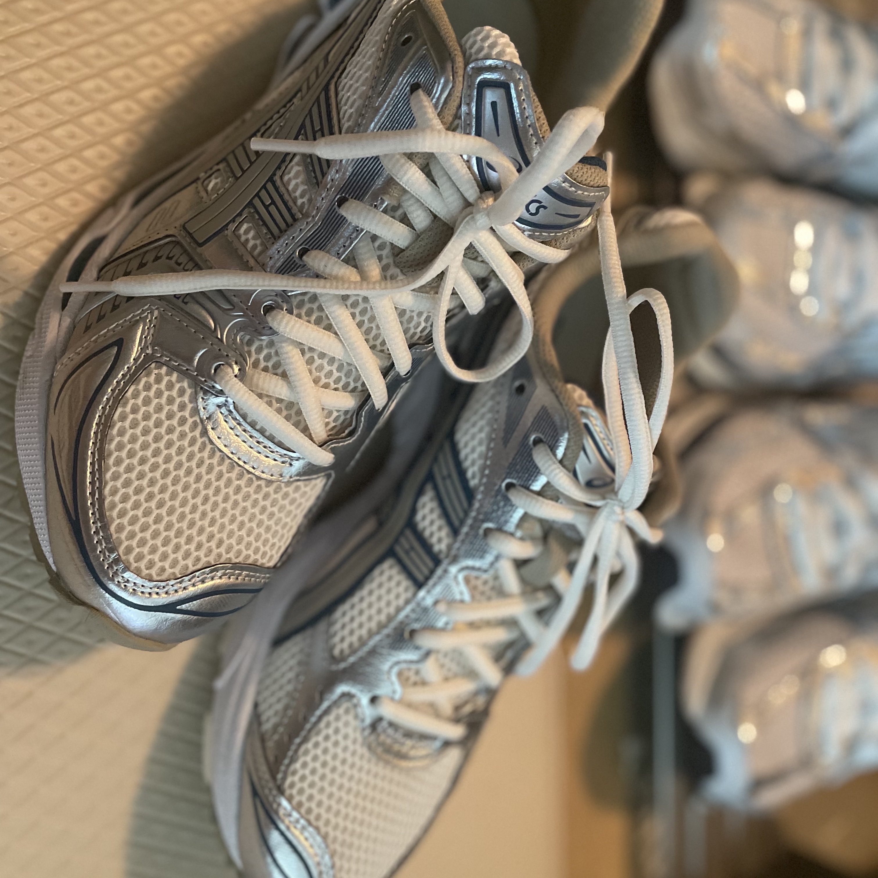 Asics Gel-Kayano 14 Cream Pure Silver 착용 스타일