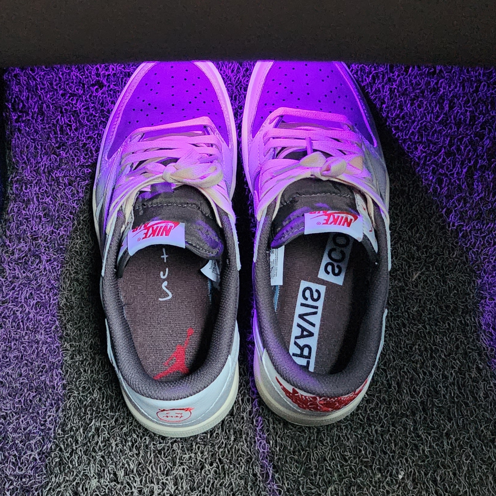 Jordan 1 x Travis Scott Retro Low OG SP Sail and Ridgerock, Jordan 1 x Travis Scott x Fragment Retro Low OG SP Military Blue 착용 스타일 - 1