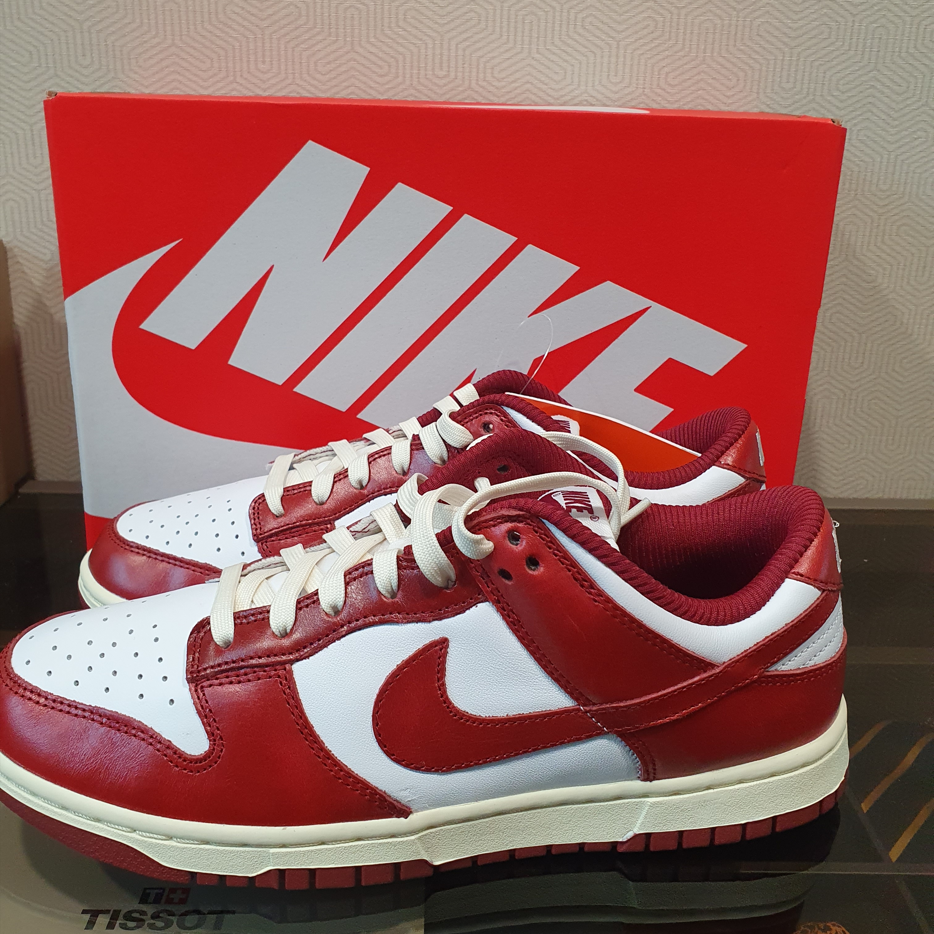 (W) Nike Dunk Low Retro PRM Team Red and White 착용 스타일 - 2