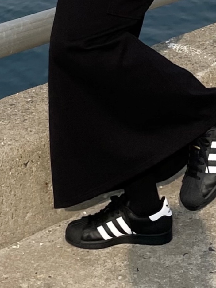 Adidas Superstar Core Black White, Apple AirPods Max Lightning Silver (Korean Ver.) 착용 스타일 - 3
