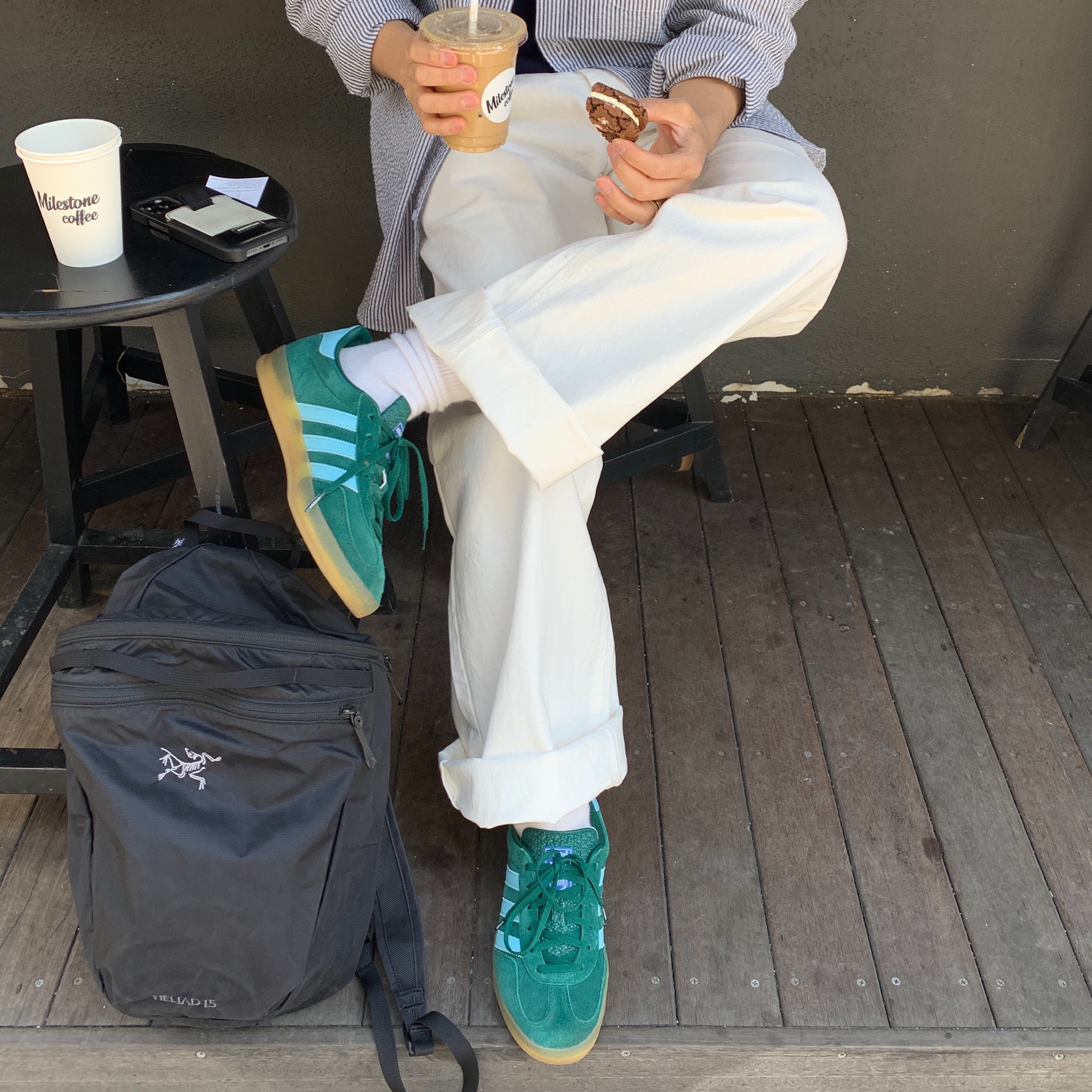 Adidas Gazelle Indoor Collegiate Green Hazy Sky, Arc'teryx Heliad 10 Backpack Black 착용 스타일 - 2