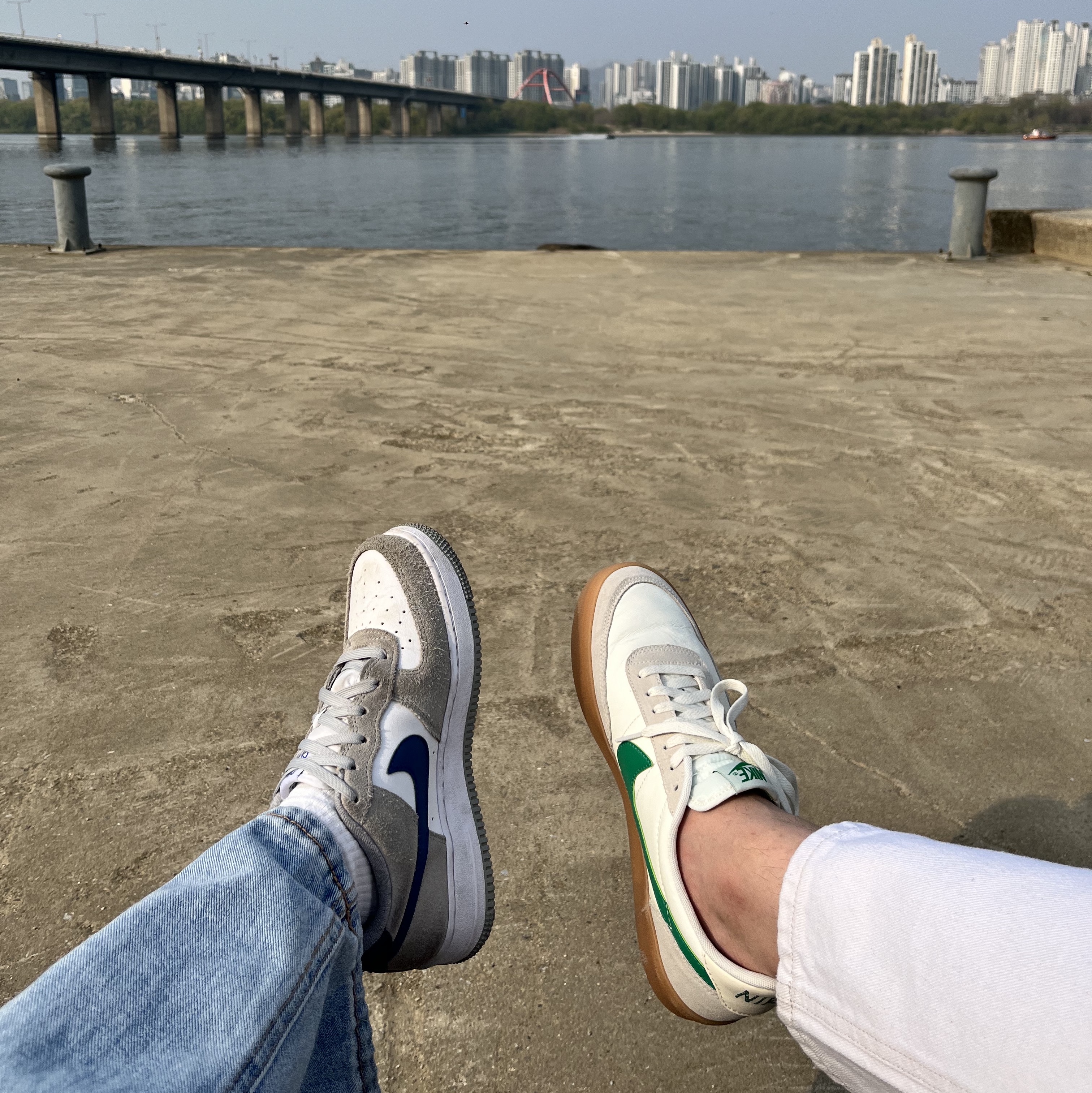 Nike x J.Crew Killshot 2 Lucid Green, Nike Air Force 1 '07 LV8 Athletic Club Light Smoke Grey Marina 착용 스타일 - 2
