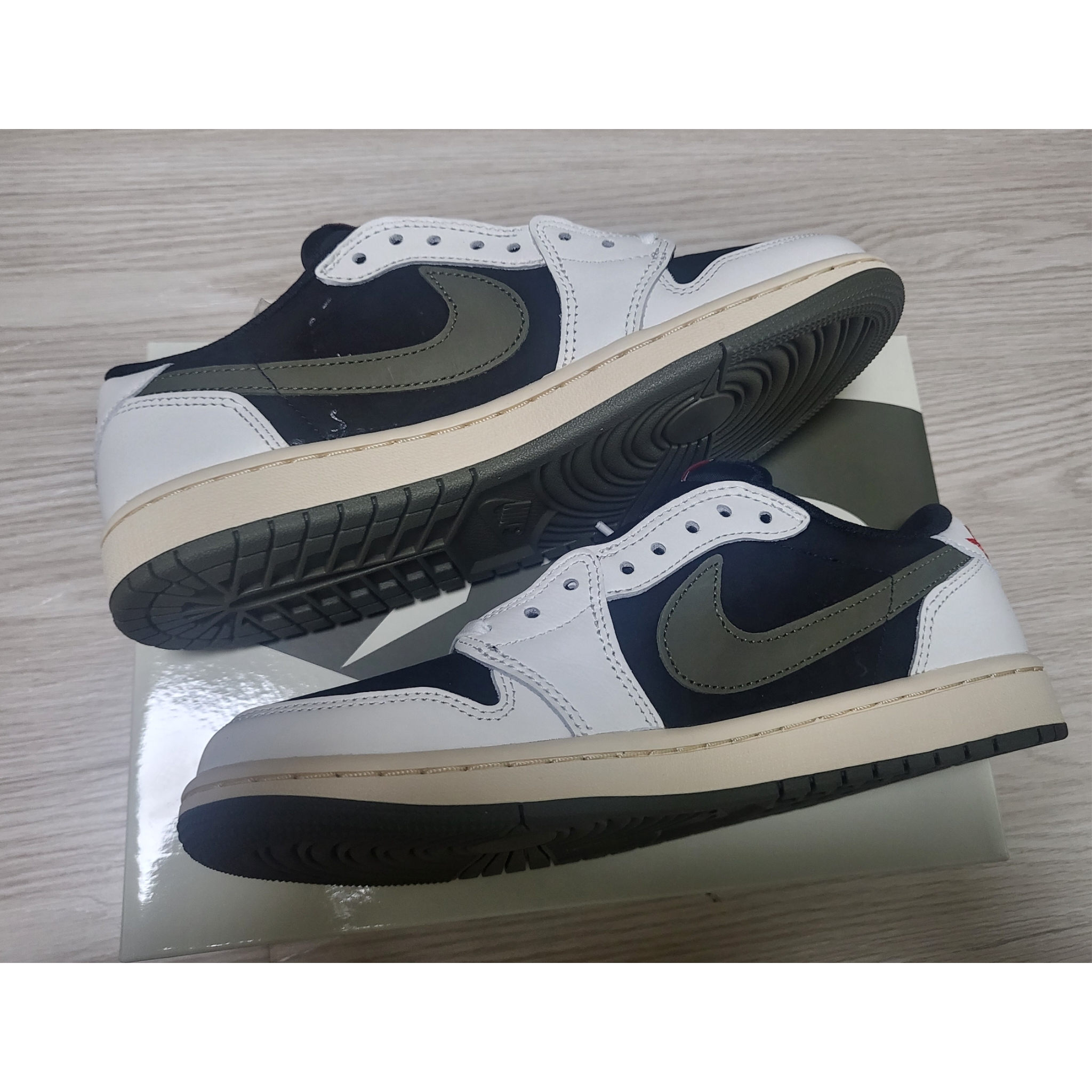 (W) Jordan 1 x Travis Scott Retro Low OG SP Medium Olive 착용 스타일 - 2