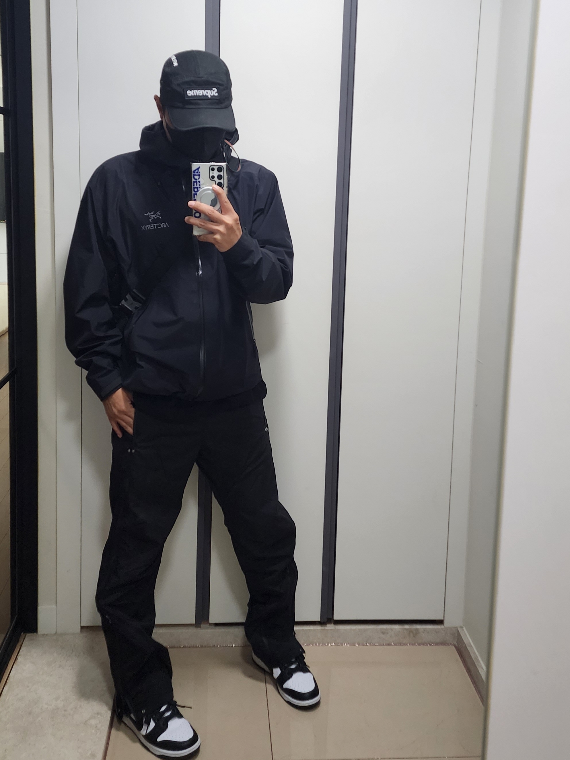 Arc'teryx Beta LT Jacket Black, Nike Dunk Low Retro Black 착용 스타일