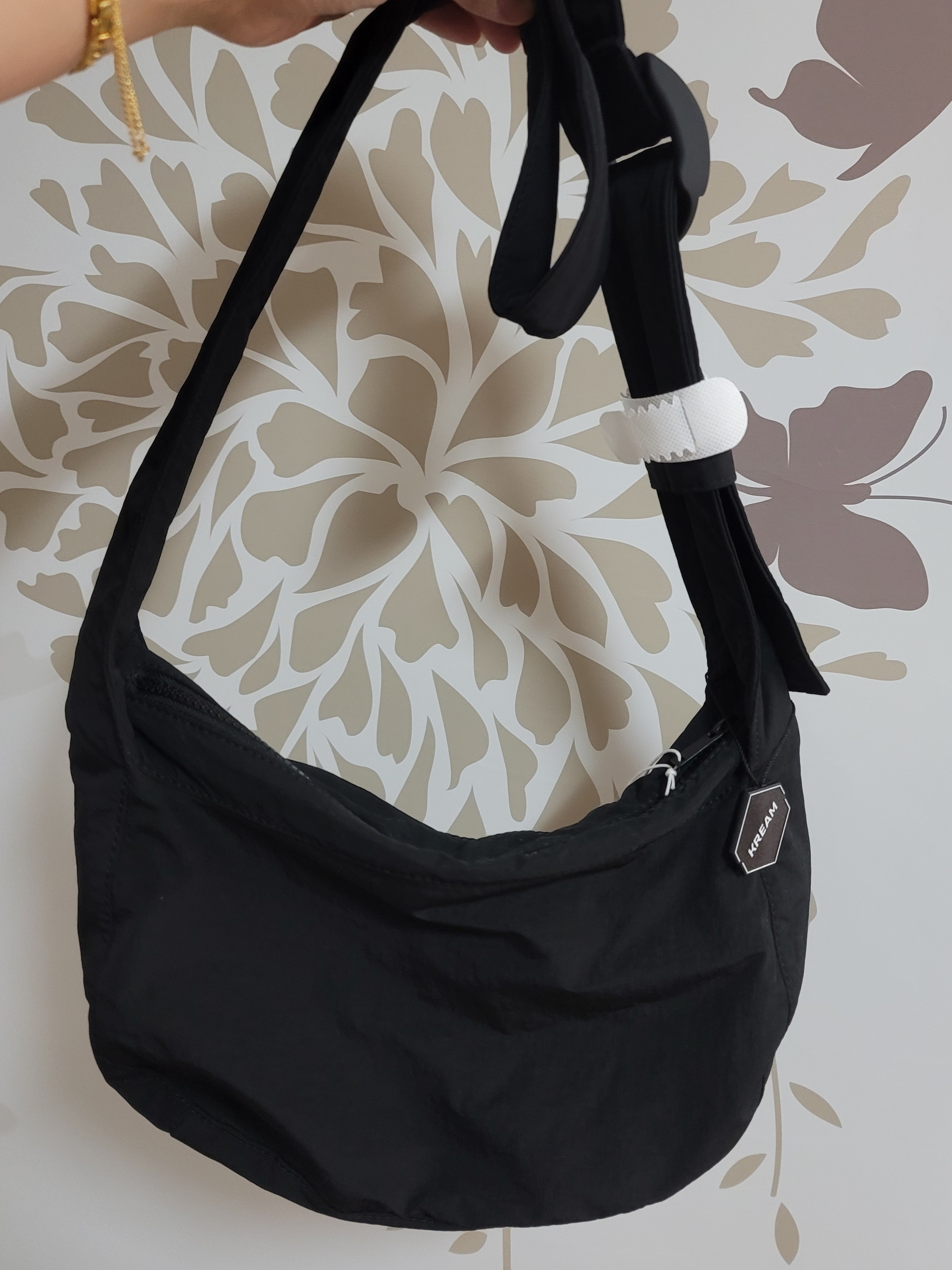 COS Nylon Crossbody Saddle Bag Black 착용 스타일