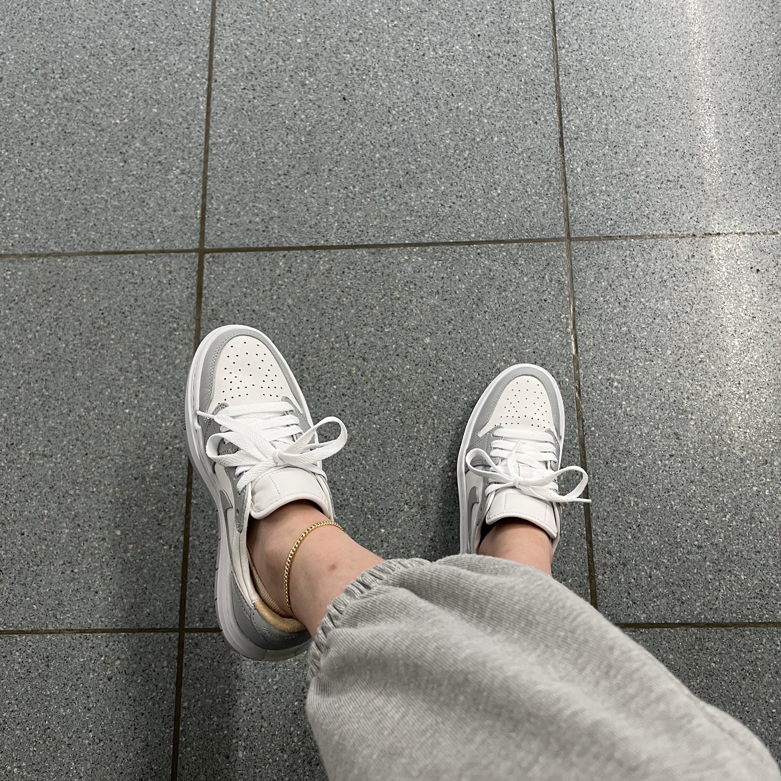 (W) Jordan 1 Elevate Low White and Wolf Grey 착용 스타일 - 2