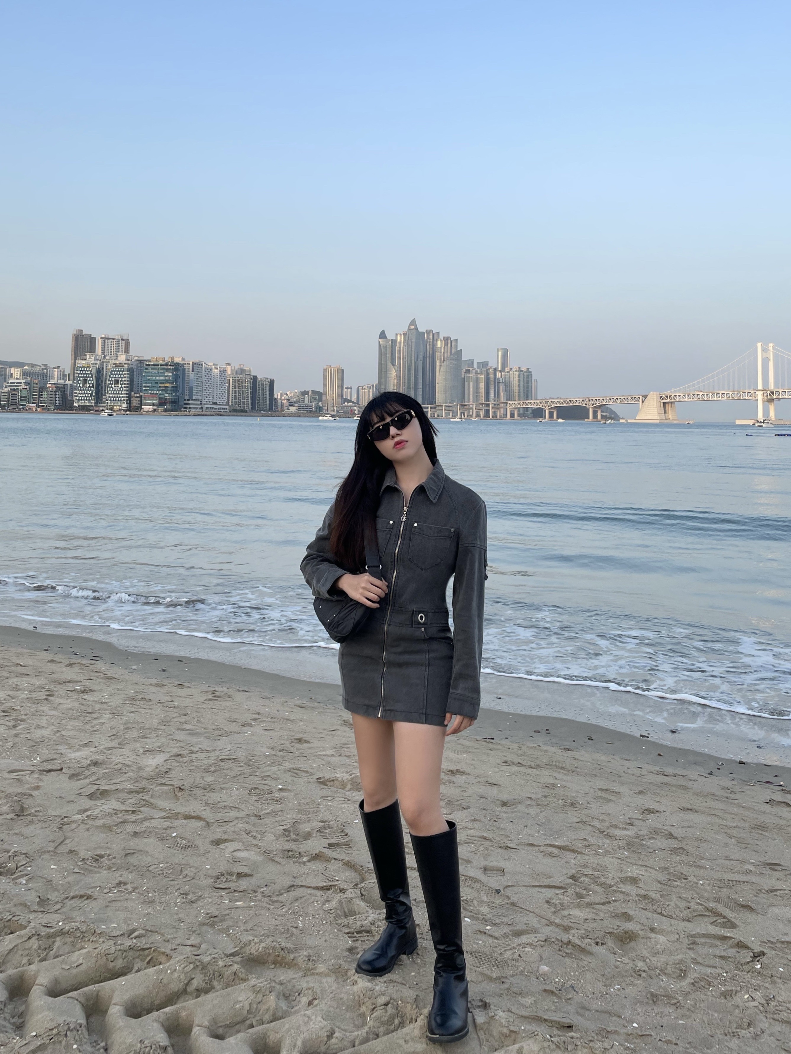 Balenciaga Swift Oval Sunglasses Black 착용 스타일 - 3