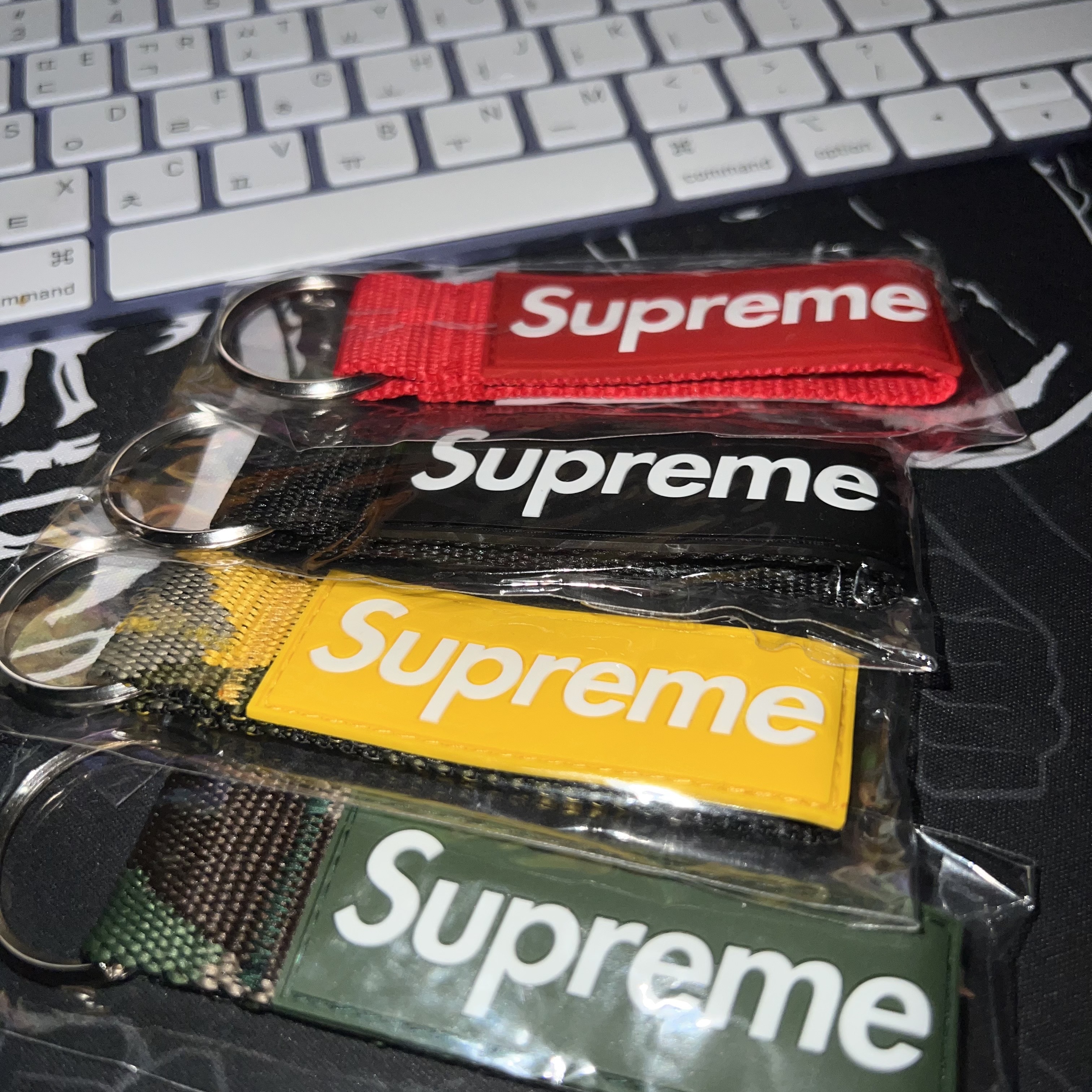 Supreme Webbing Keychain Red - 23SS, Supreme Webbing Keychain Black - 23SS 착용 스타일