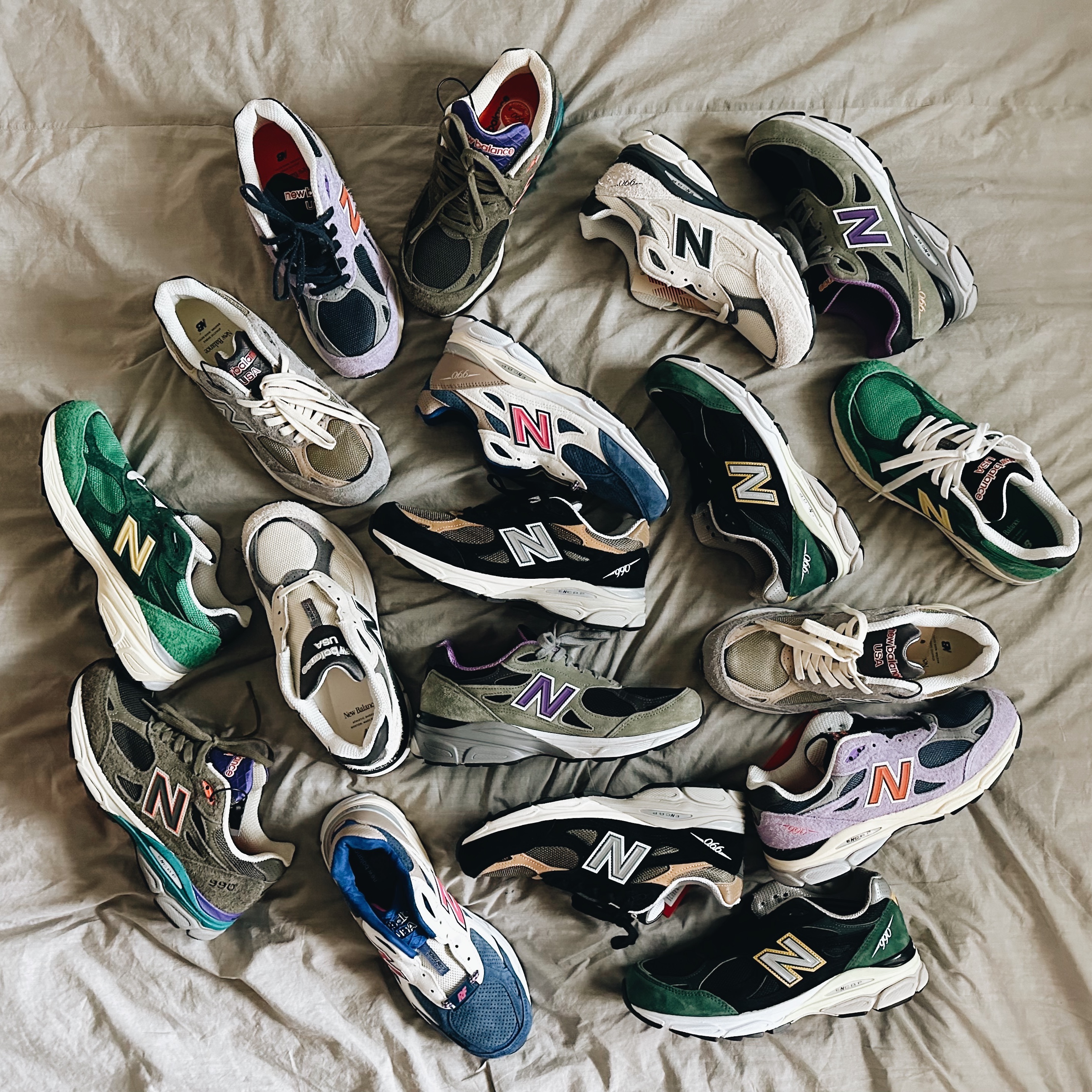 뉴발란스 990v3 메이드 인 USA 블랙 탄, 뉴발란스 990v3 메이드 인 USA 로우 애머시스트 착용 스타일 - 1