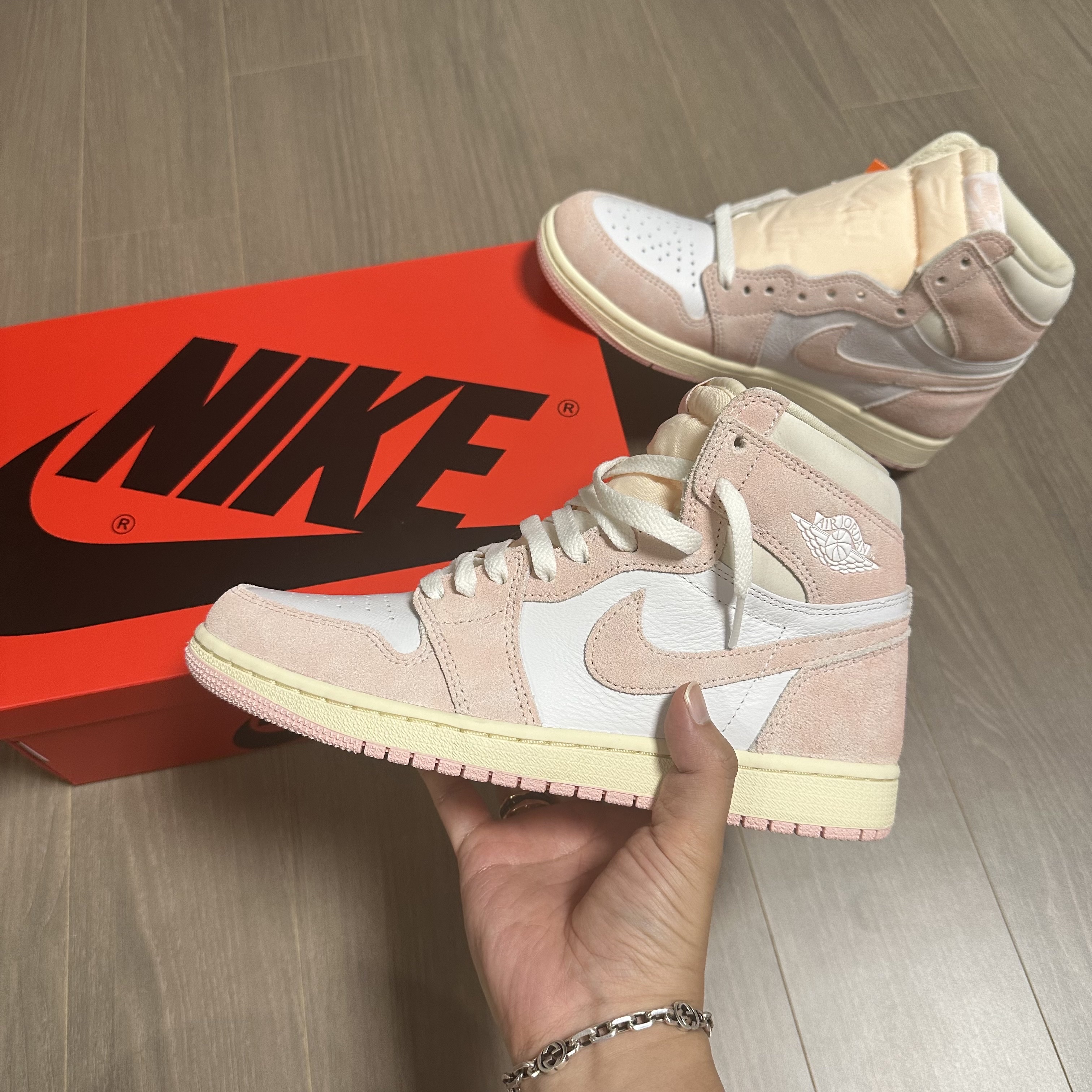 (W) Jordan 1 Retro High OG Coconut Milk and Sail 착용 스타일 - 1