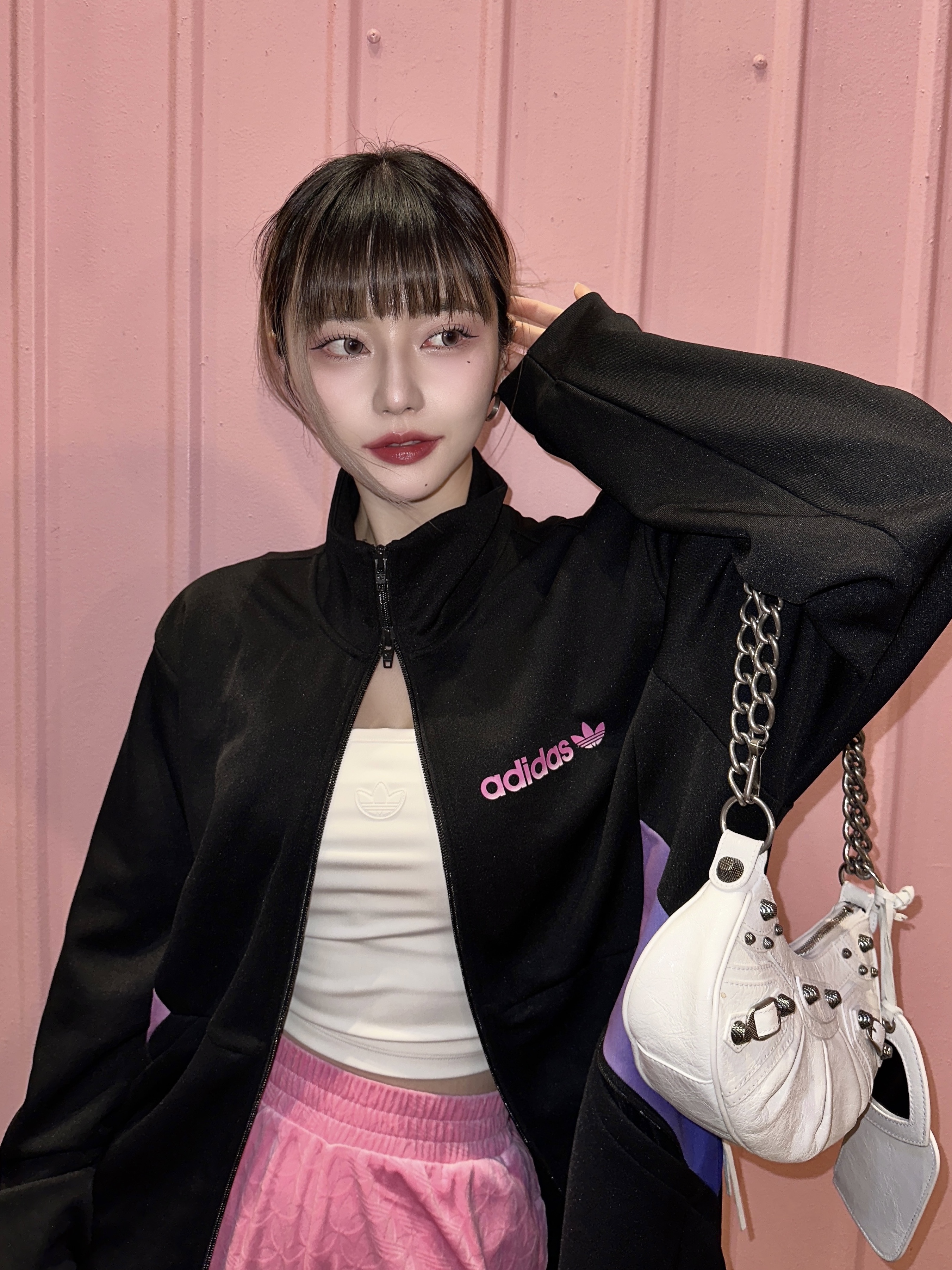 (W) 아디다스 가젤 볼드 슈퍼 팝, 발렌시아가 아레나 램스킨 르 카골 XS 체인 숄더백 옵틱 화이트 착용 스타일 - 2