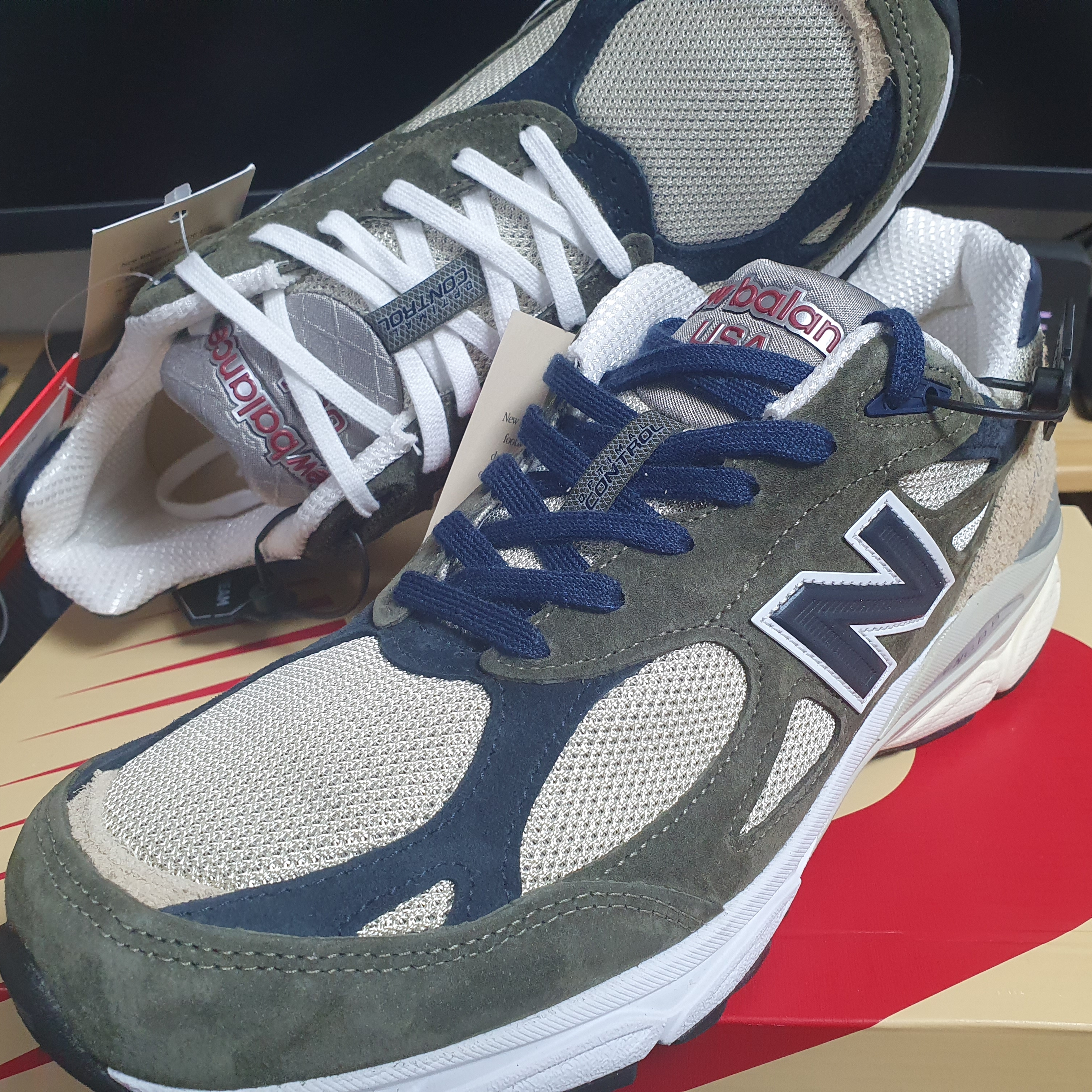 New Balance 990v3 Made in USA Olive 착용 스타일 - 2