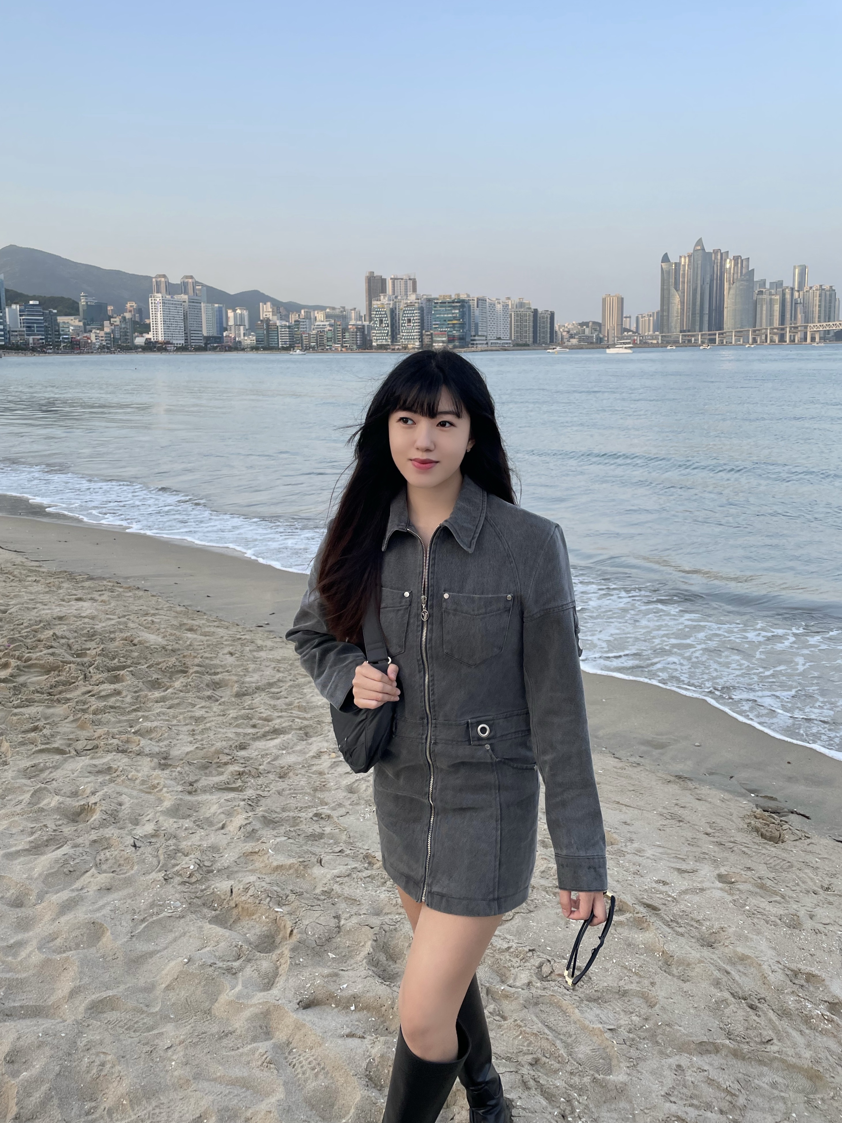 Balenciaga Swift Oval Sunglasses Black 착용 스타일 - 1