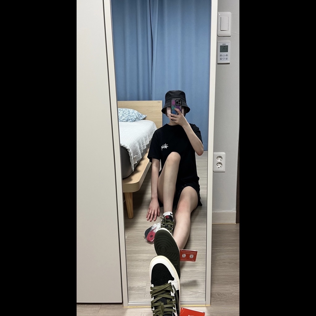 (W) Jordan 1 x Travis Scott Retro Low OG SP Medium Olive 착용 스타일 - 2