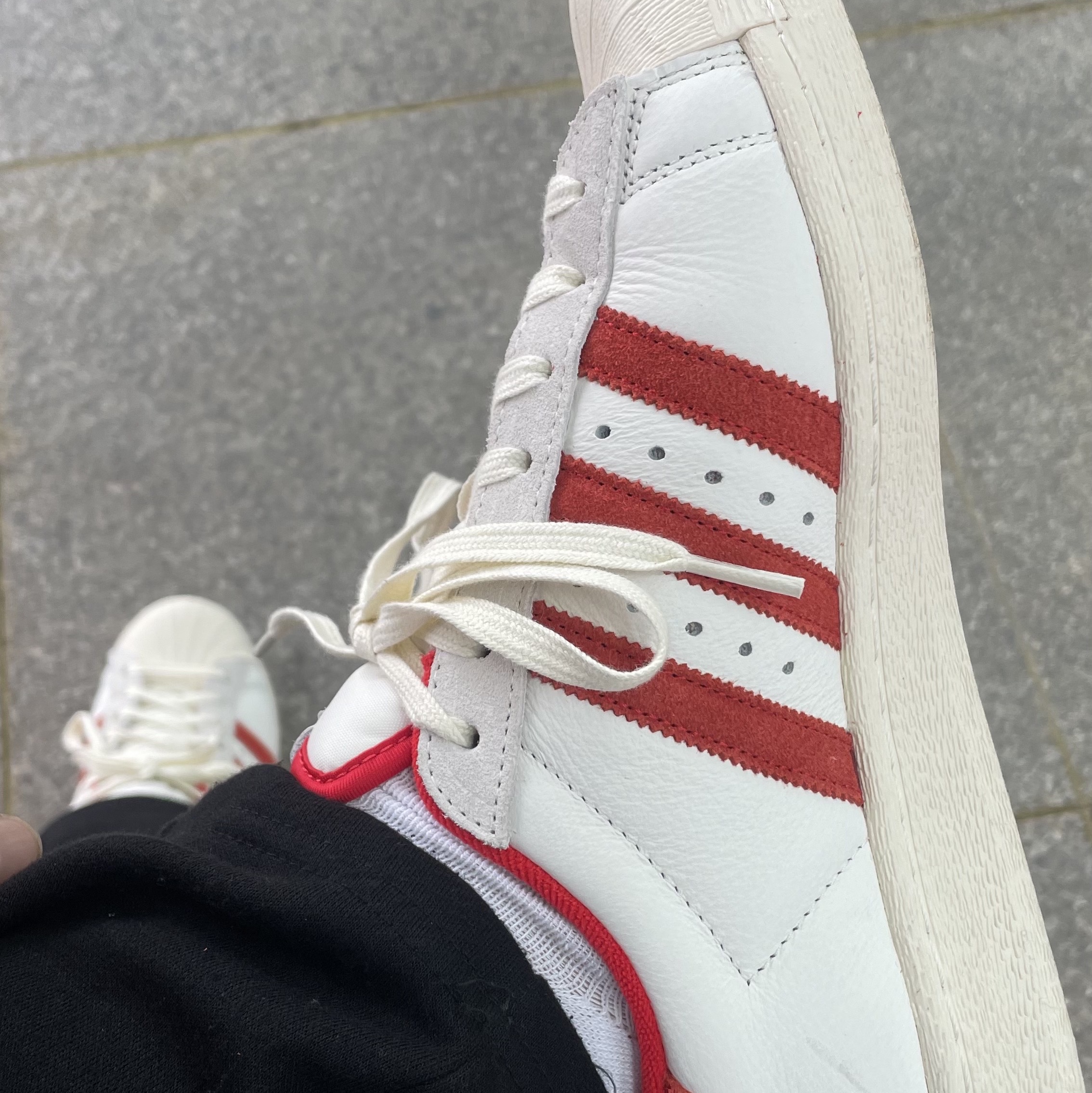 Adidas Superstar 82 Cloud White Vivid Red 착용 스타일