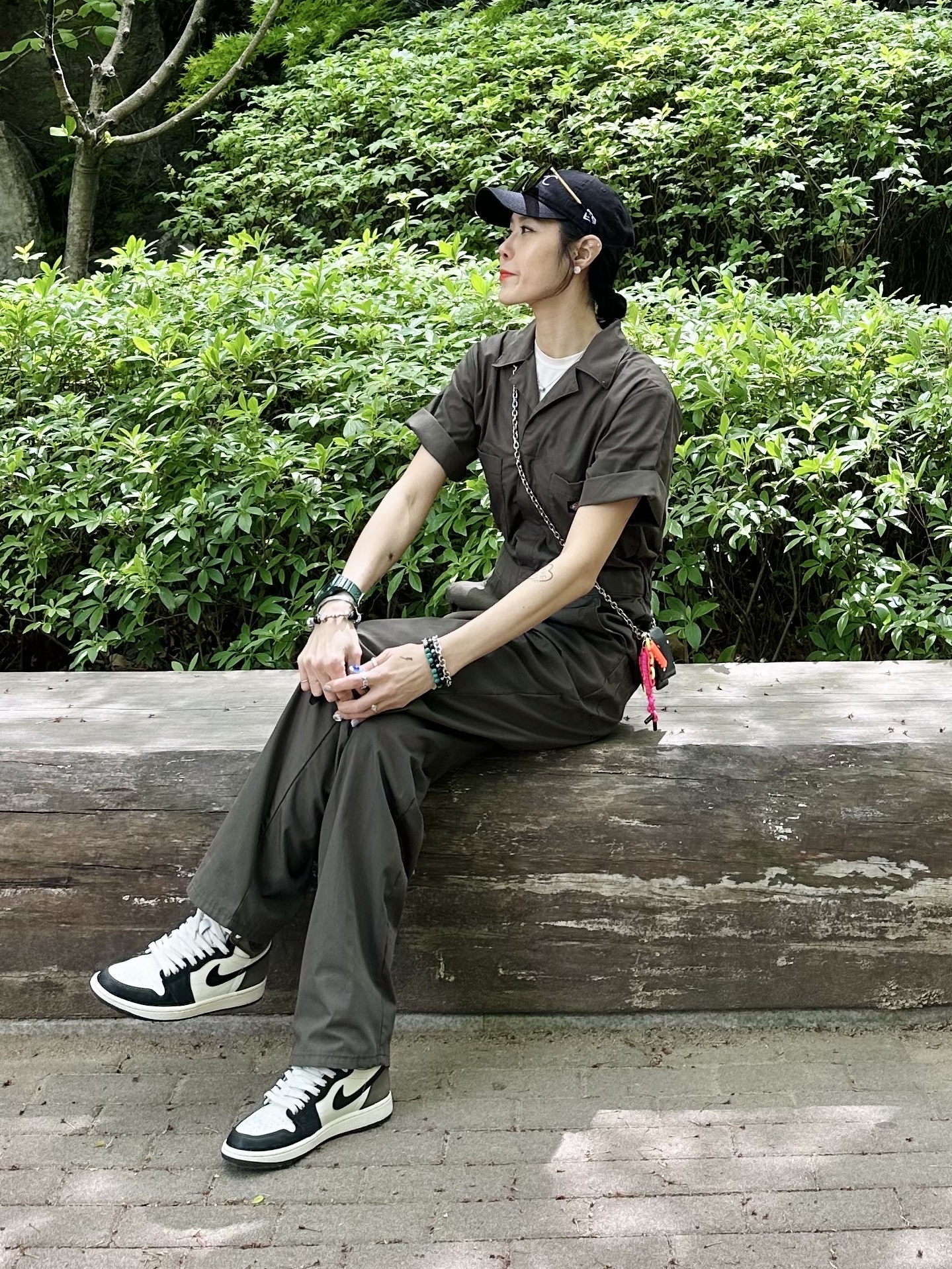 Jordan 1 Retro High OG Black Mocha, Maison Margiela Small Leather Chain Wallet Black 착용 스타일 - 2