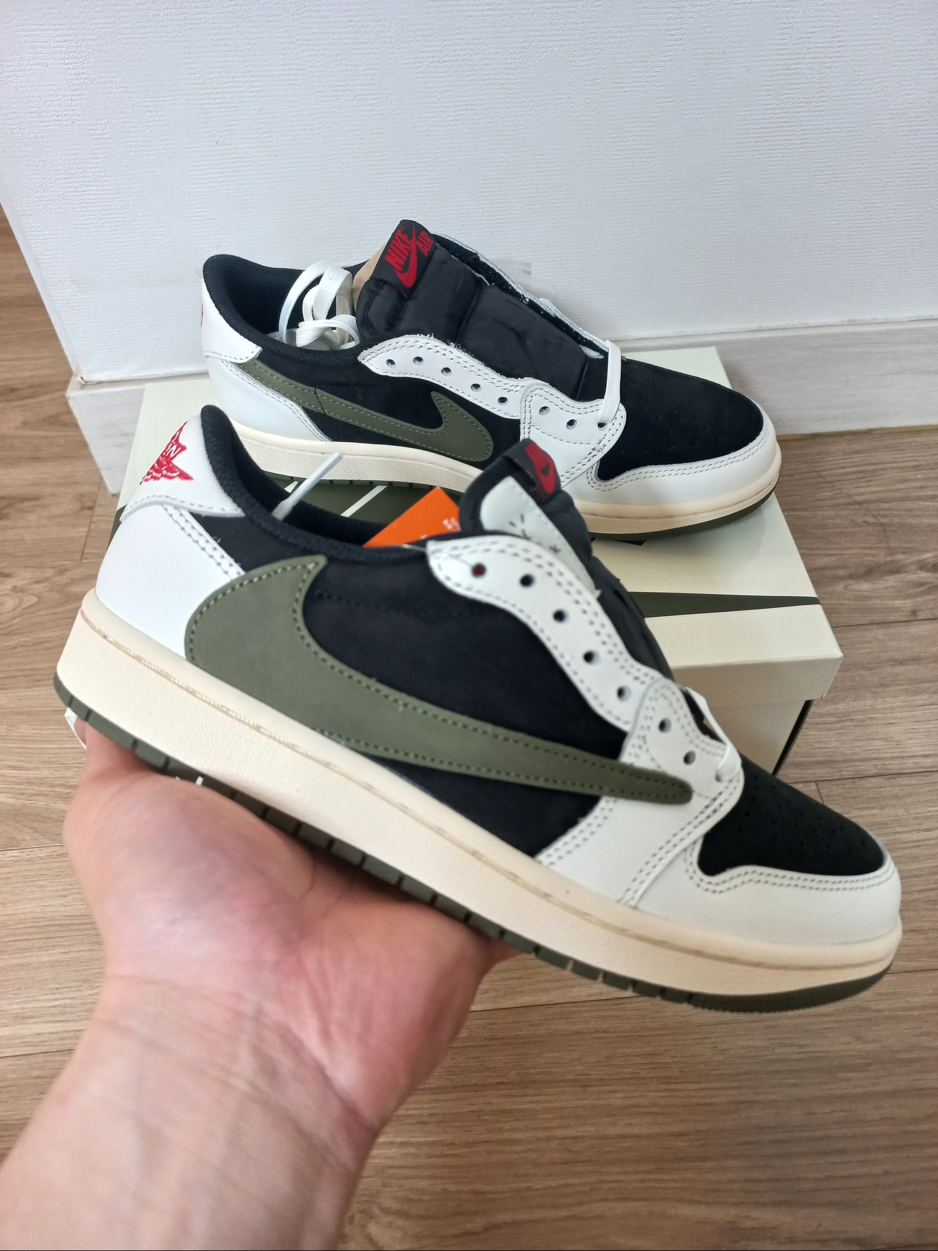 (W) Jordan 1 x Travis Scott Retro Low OG SP Medium Olive, (PS) Jordan 1 x Travis Scott Retro Low OG SP Medium Olive 착용 스타일 - 1